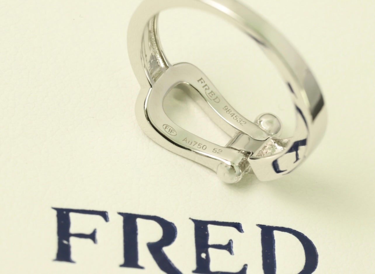 טבעת יוקרתית בגוון כסף – משובצת זירקונים מנצנצים