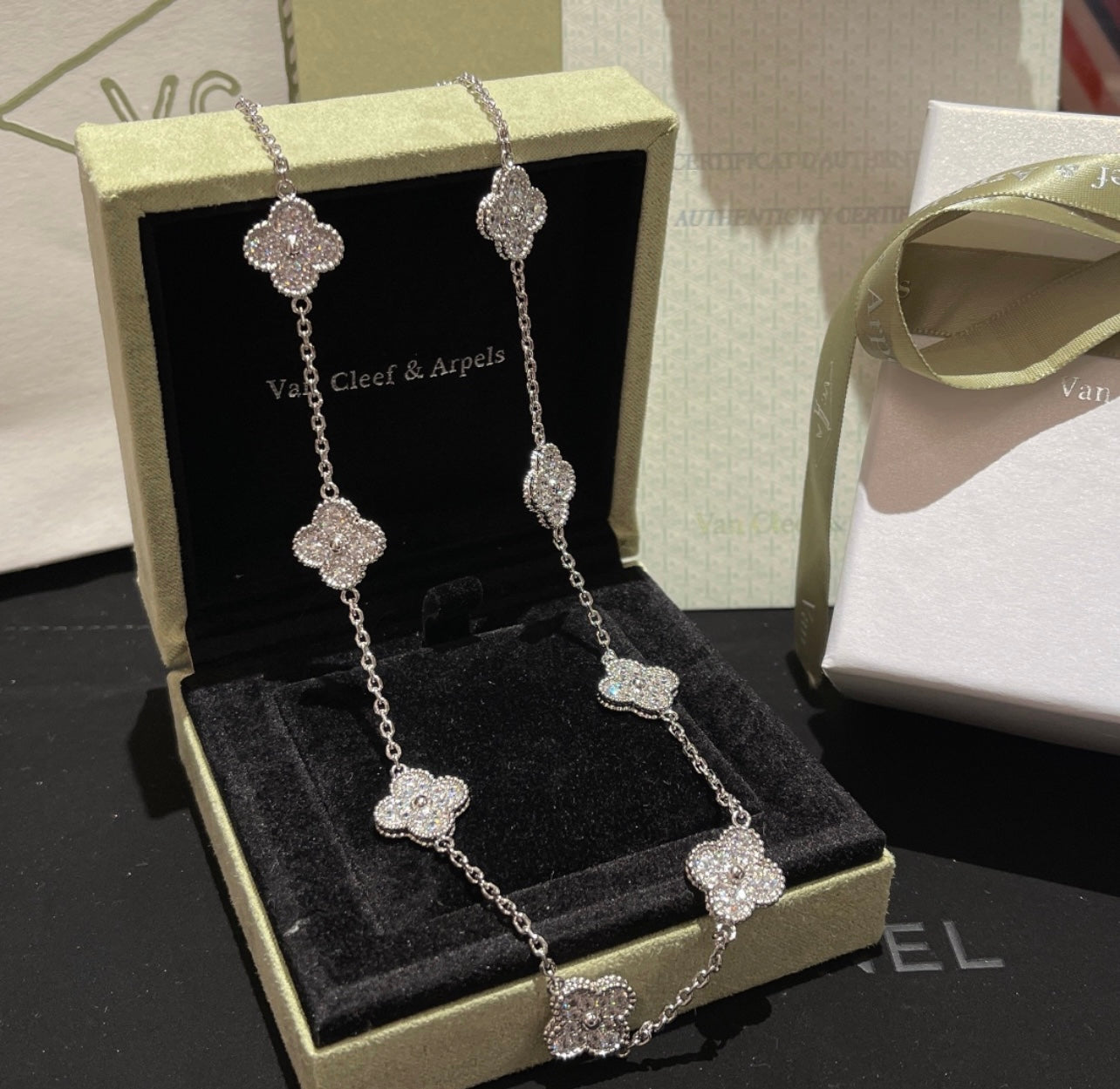 שרשרת 10 תלתנים בגוון כסף עם תליון תלתן בגוון כסף ומשובץ זירקונים נוצצים