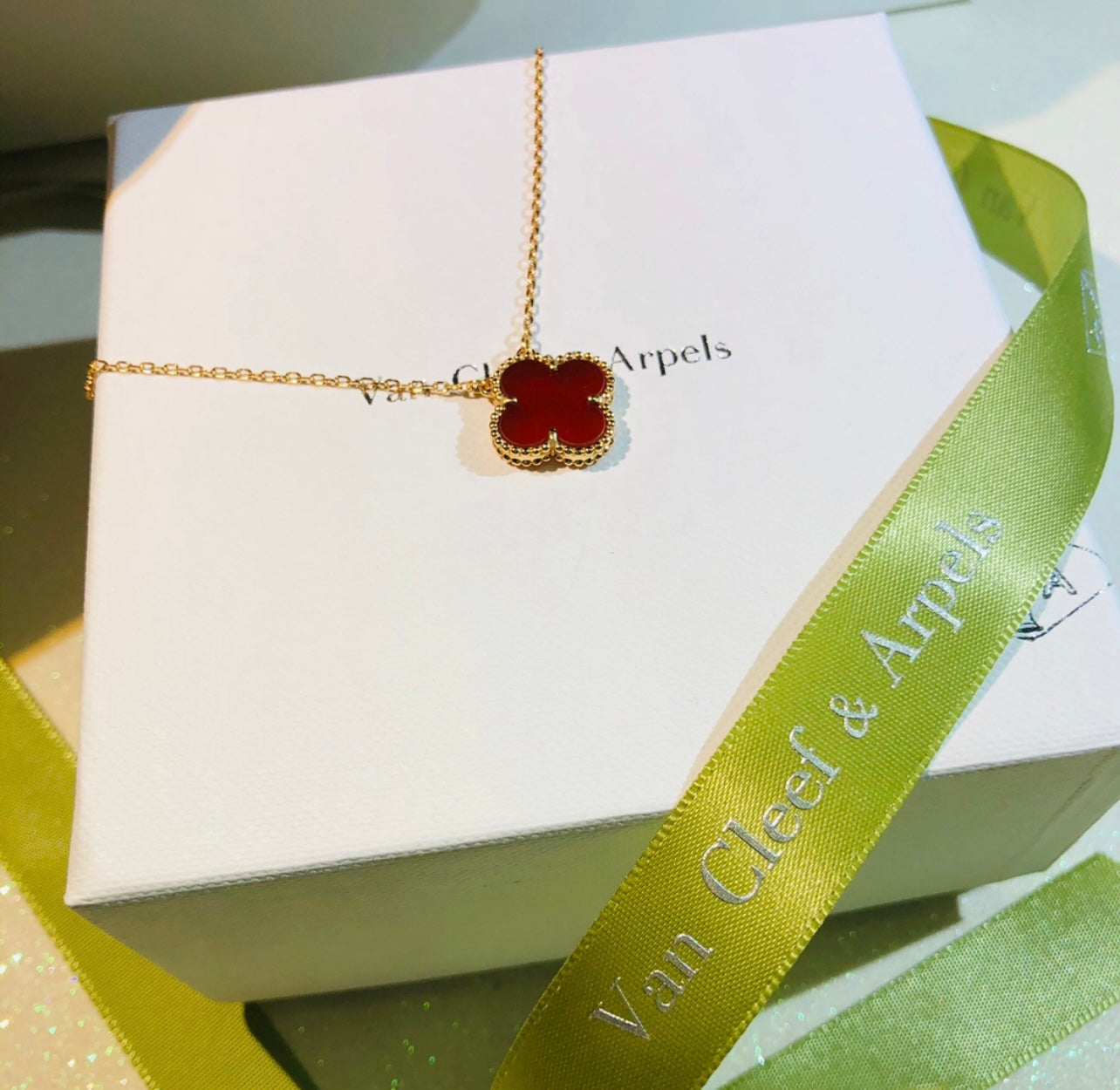 שרשרת תלתן בגוון זהב עם תליון תלתן בגוון אדום