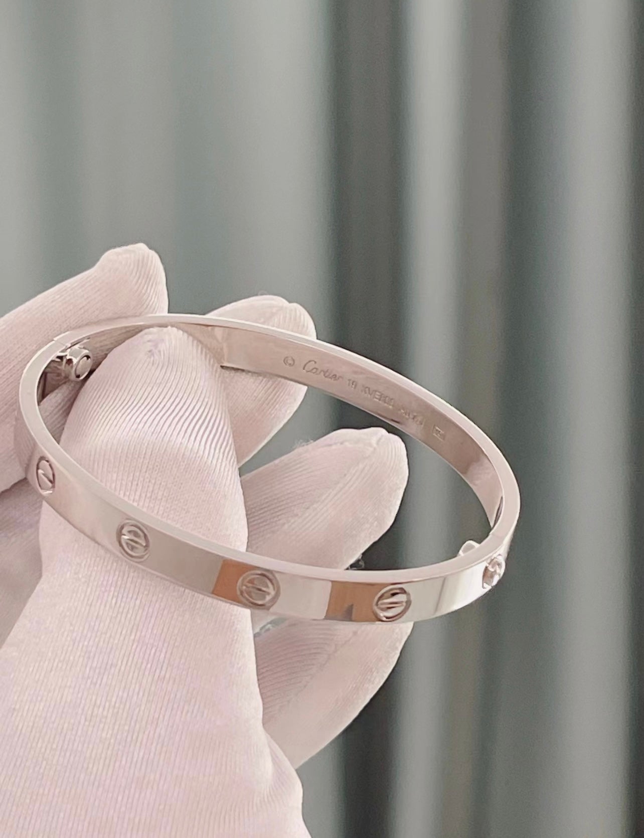 צמיד אלגנטי בגוון כסף אלגנטיות על זמנית