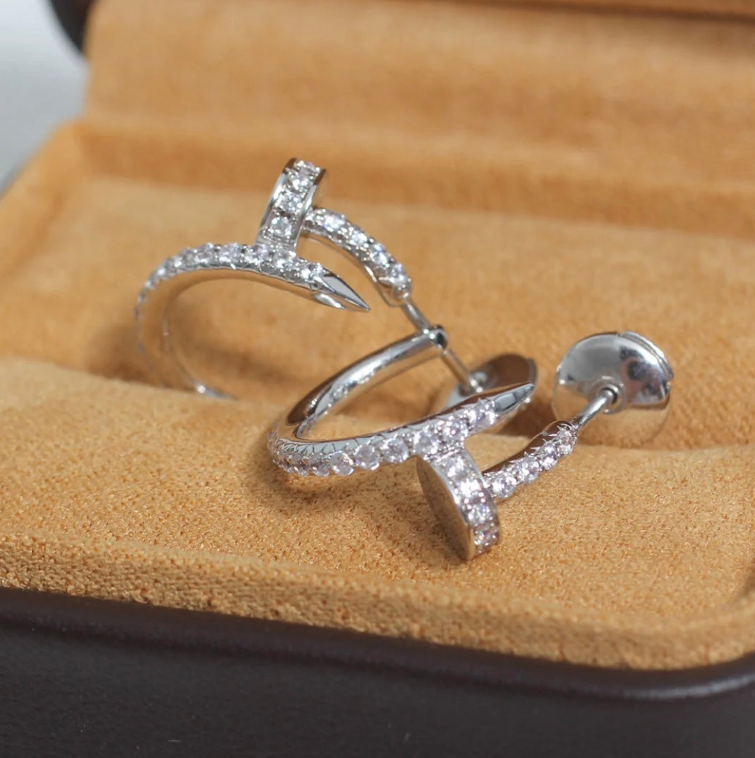 עגילים אלגנטים מסמר בגוון כסף משובץ זירקונים נוצצים