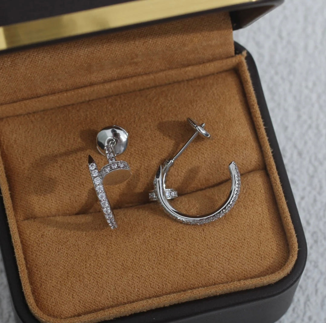 עגילים אלגנטים מסמר בגוון כסף משובץ זירקונים נוצצים