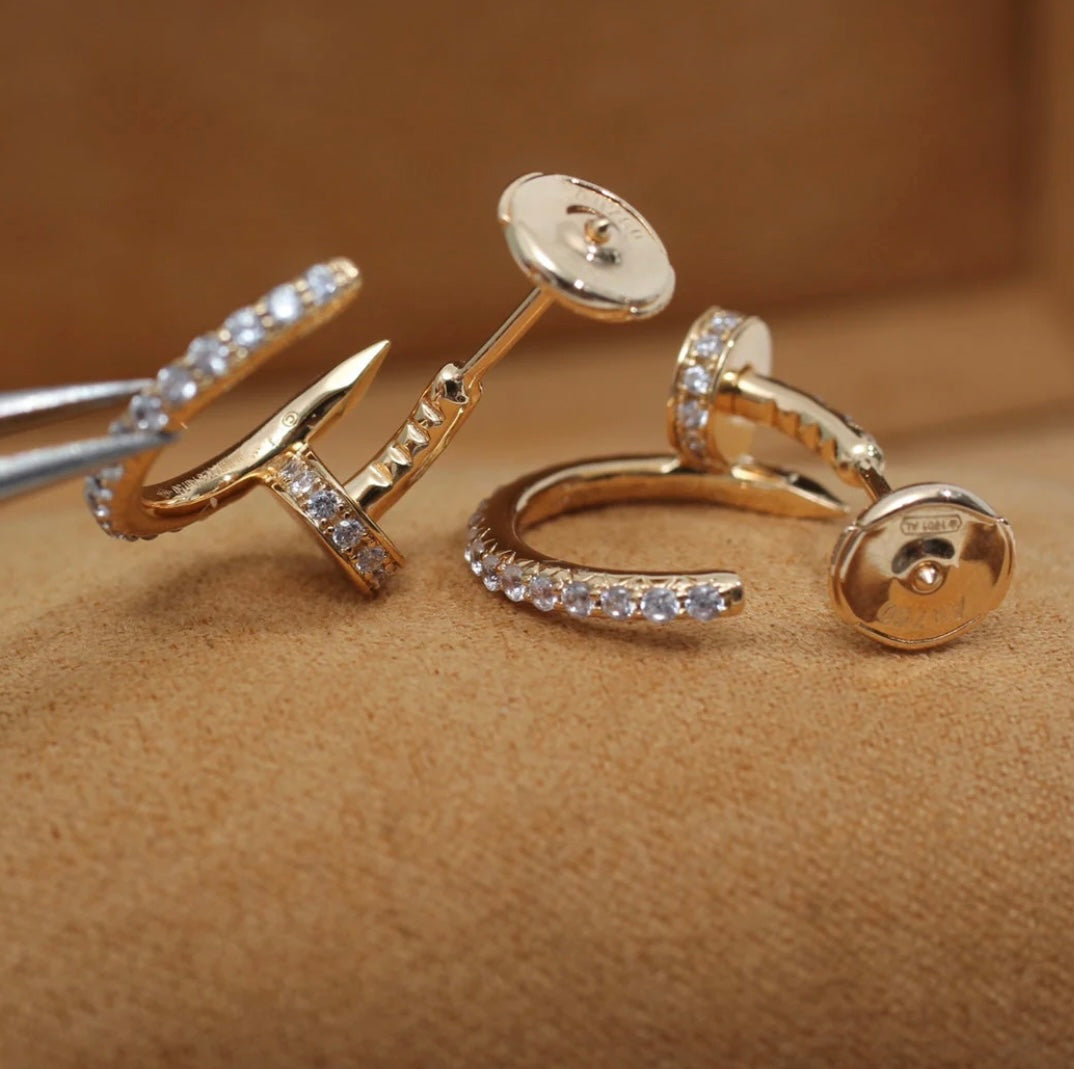 עגילים אלגנטים מסמר בגוון זהב ורוד משובץ זירקונים נוצצים