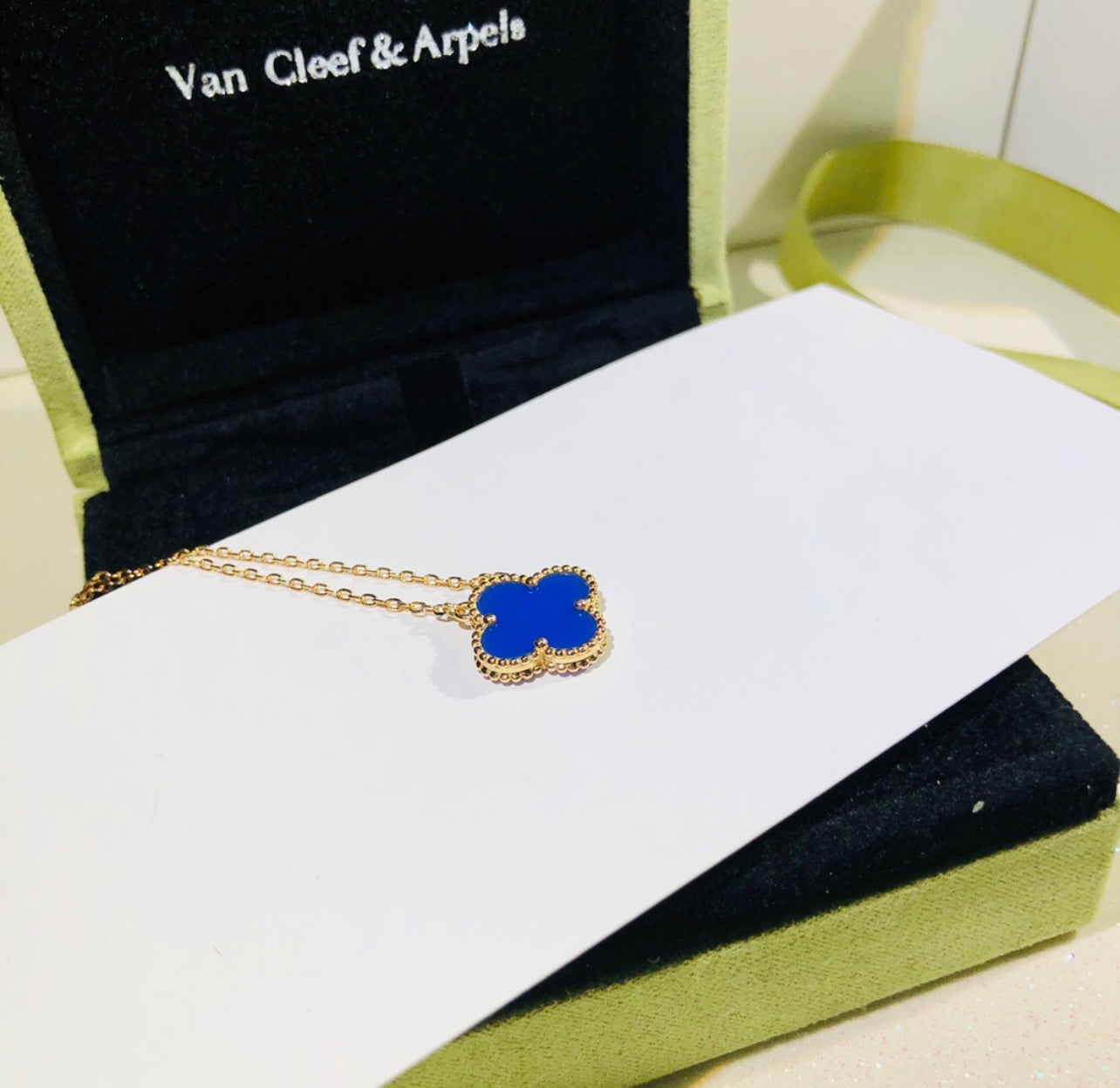 שרשרת תלתן בגוון זהב עם תליון תלתן בגוון כחול