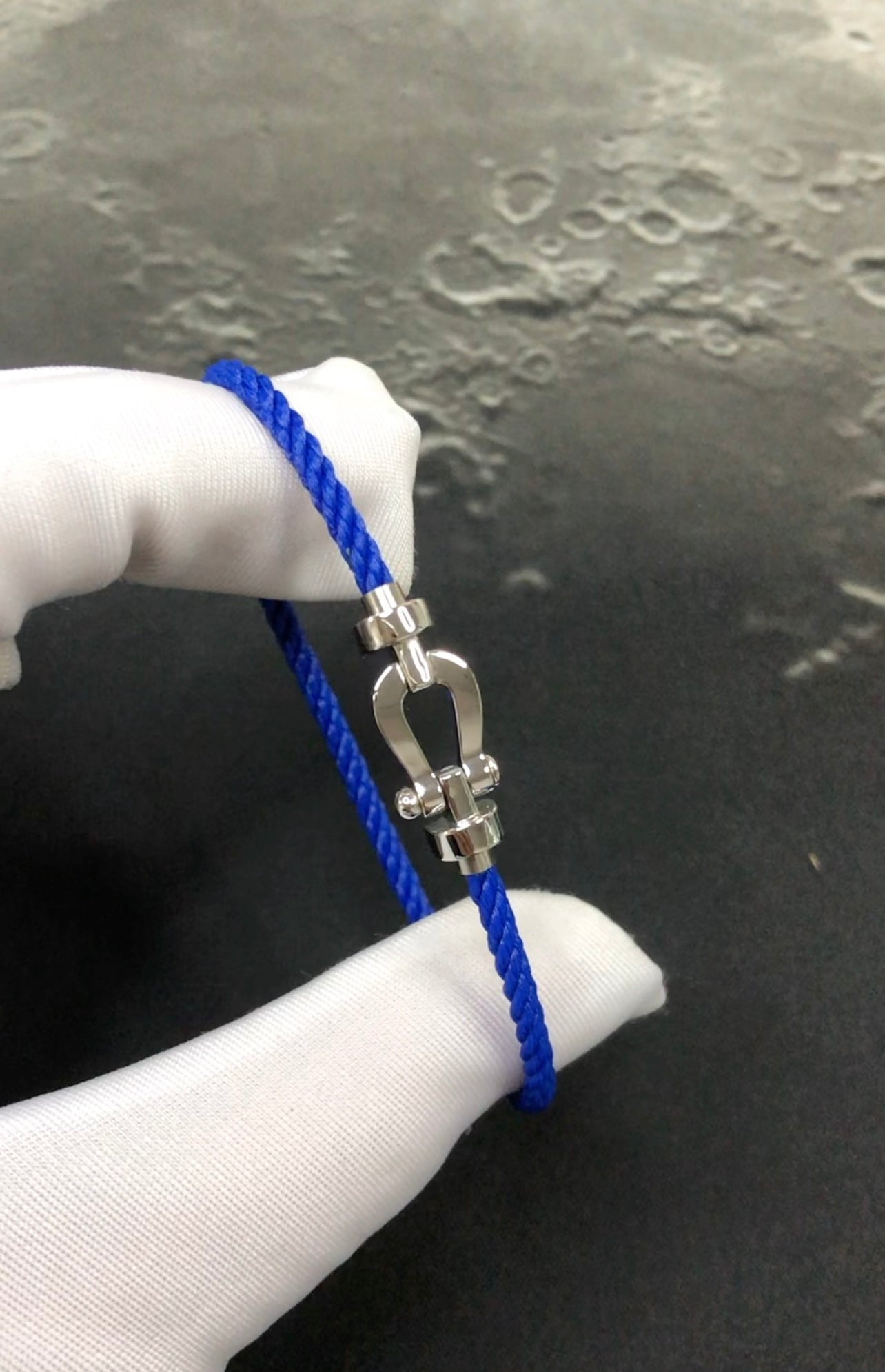 צמיד יוקרתי עם רצועת חבל בצבע כחול ואבזם כסוף