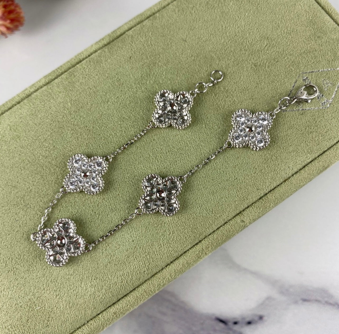 צמיד תלתן בגוון כסף עם 5 תלתנים בגוון כסף ומשובץ זירקונים נוצצים