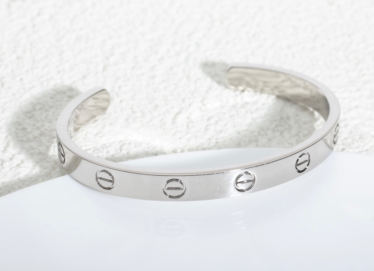 צמיד אלגנטי פתוח בגוון כסף מבריק