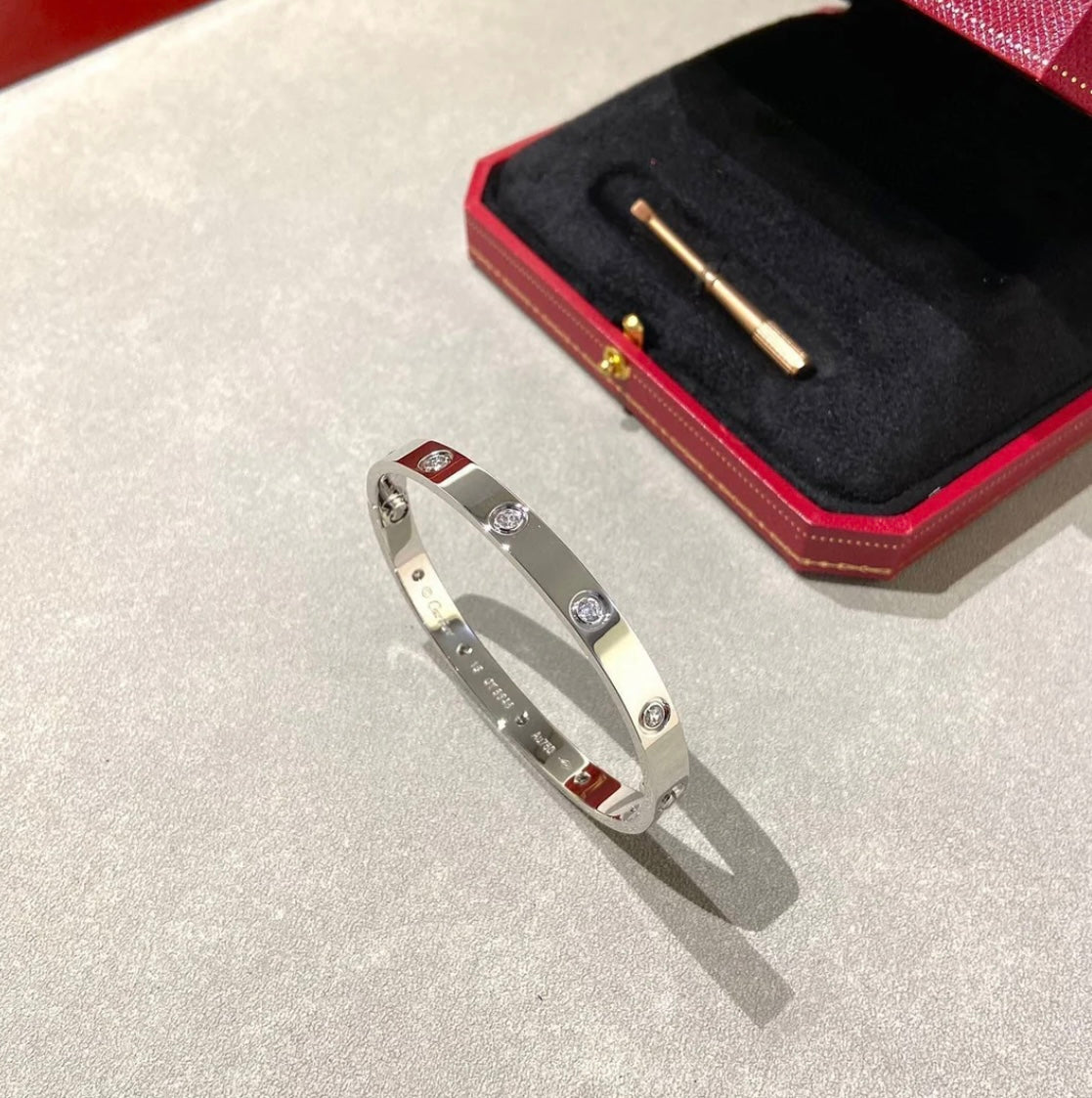 Romantisches Armband in Silberton, besetzt mit 10 funkelnden Zirkonen