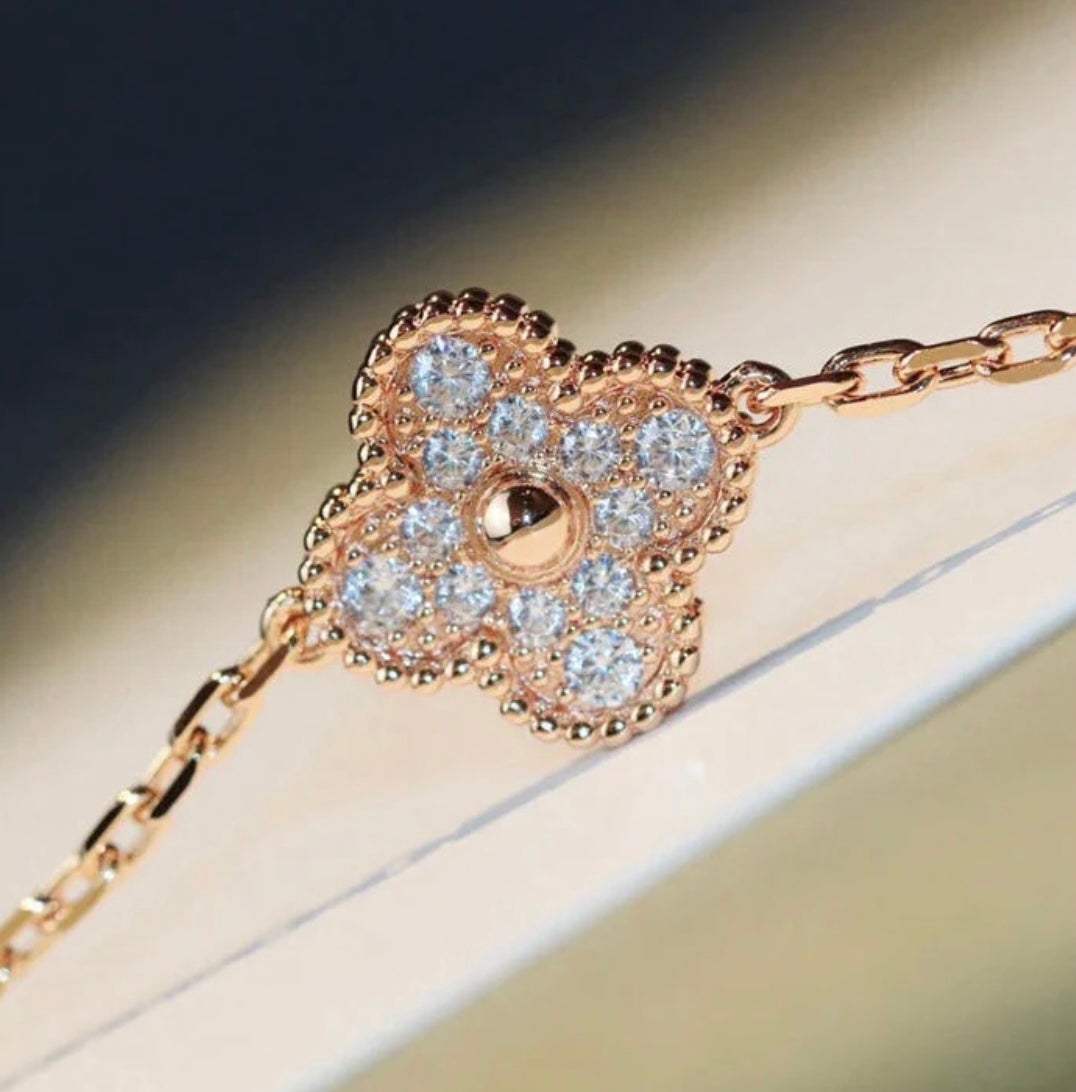 שרשרת 20 תלתנים בגוון זהב ורוד עם תליון תלתן בגוון אפור משובץ זירקונים נוצצים