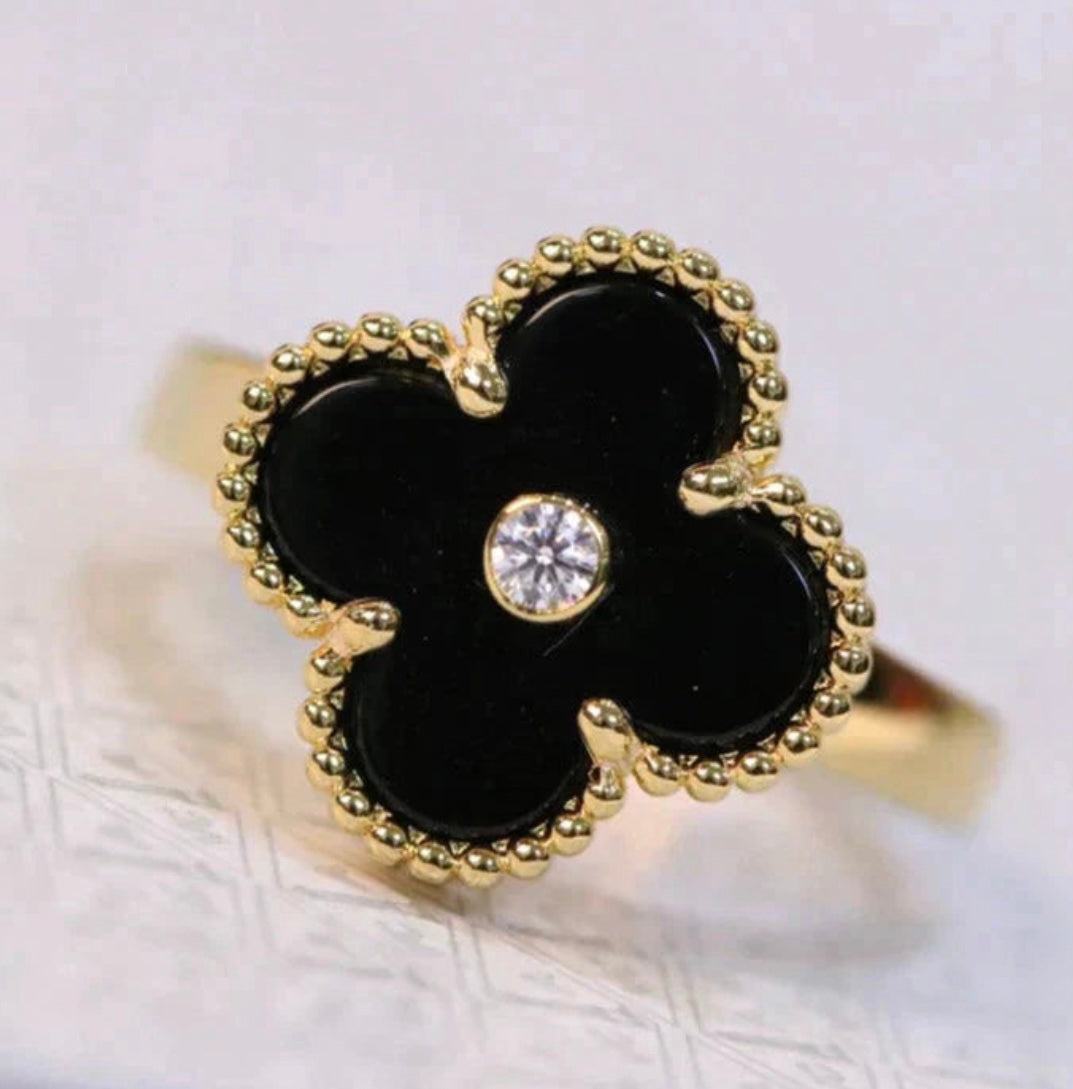 Schwarzer Kleeblatt-Ring, in der Mitte mit einem funkelnden Zirkon besetzt