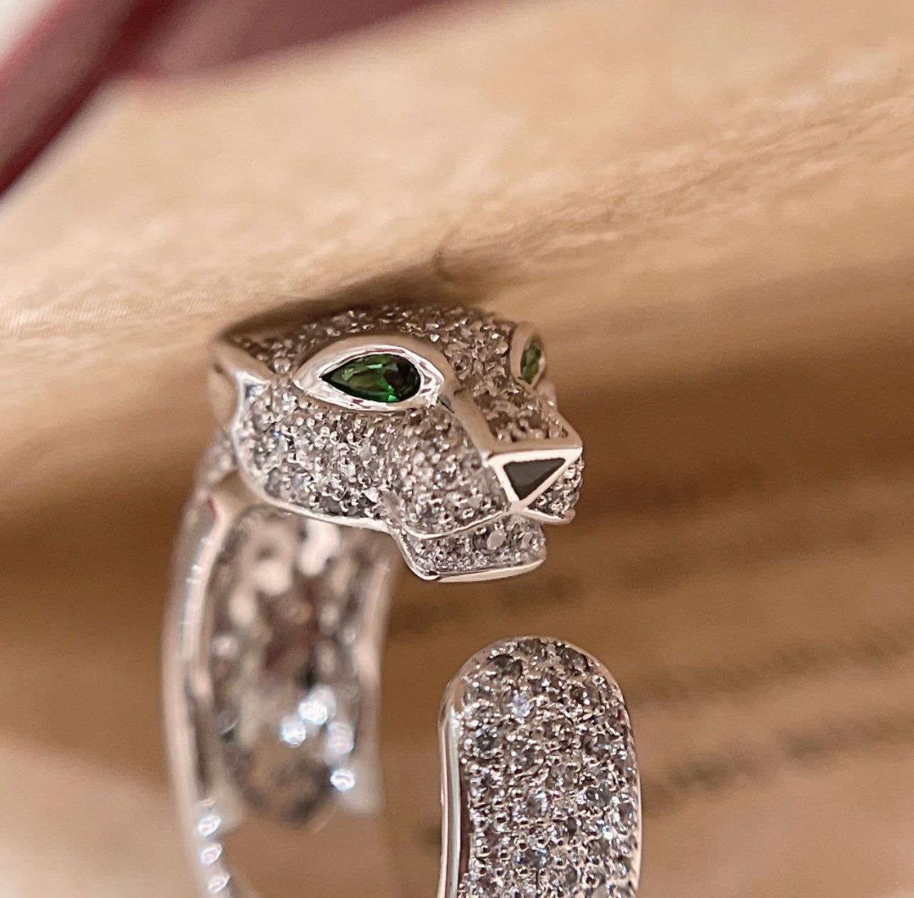 טבעת אלגנטית פנתר בגוון כסף משובצת זרקונים נוצצים