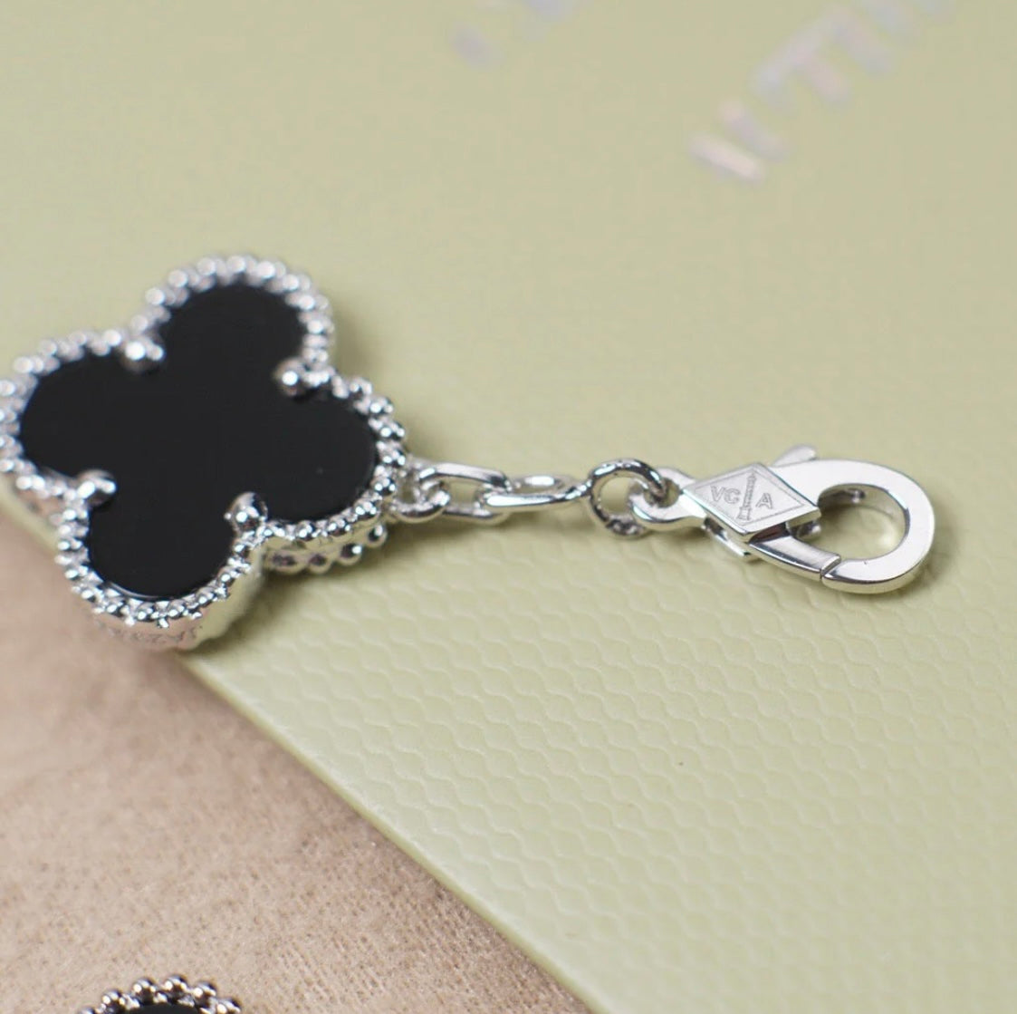 Kleeblatt-Armband mit 5 Kleeblättern in Schwarz