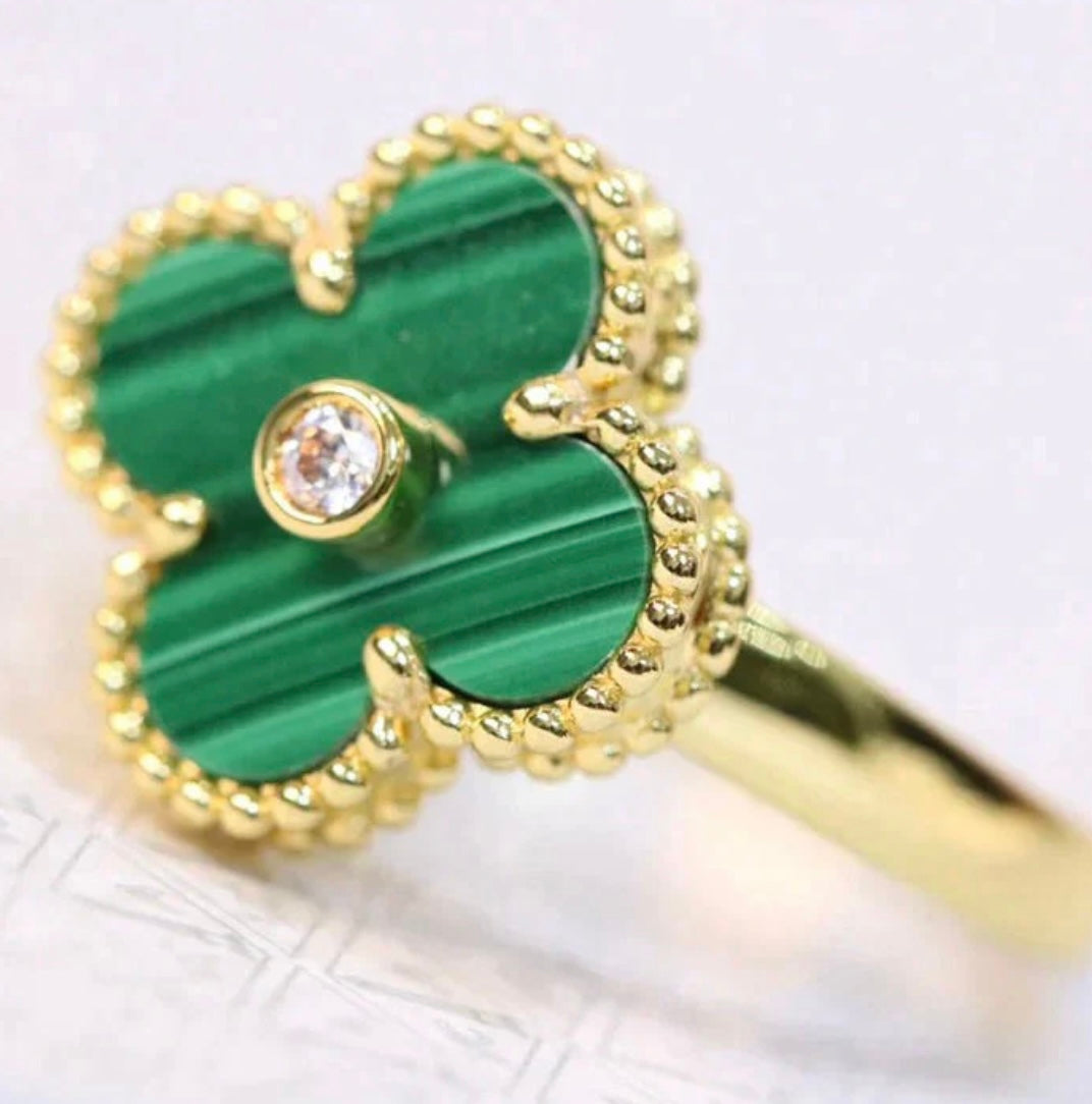 Grüner Kleeblatt-Ring, in der Mitte mit einem funkelnden Zirkon besetzt