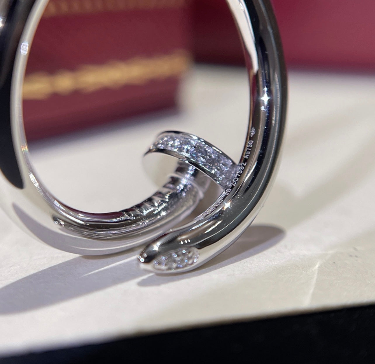 טבעת אלגנטית מסמר בגוון כסף משובצת חצי זירקונים נוצצים