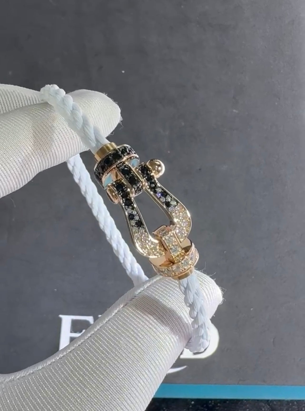 Bracelet de luxe avec un cordon blanc et un fermoir rose-doré incrusté de zircons noirs et blancs — JEWELLUXE™