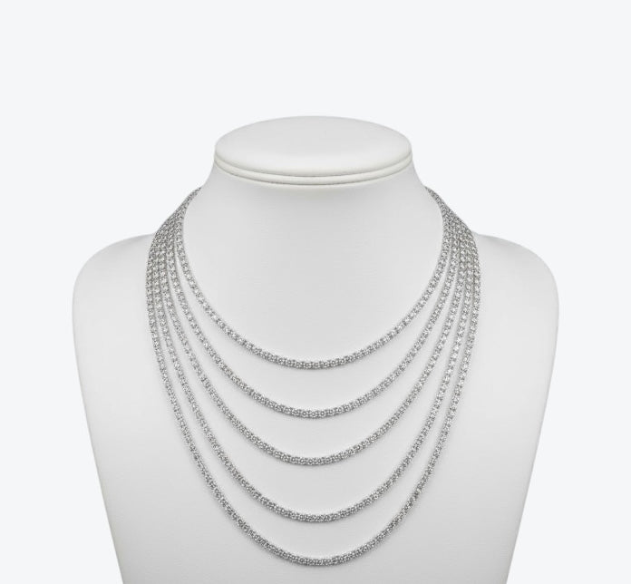 שרשרת טניס בגוון כסף משובצת זירקונים נוצצים מבית Jewelluxe