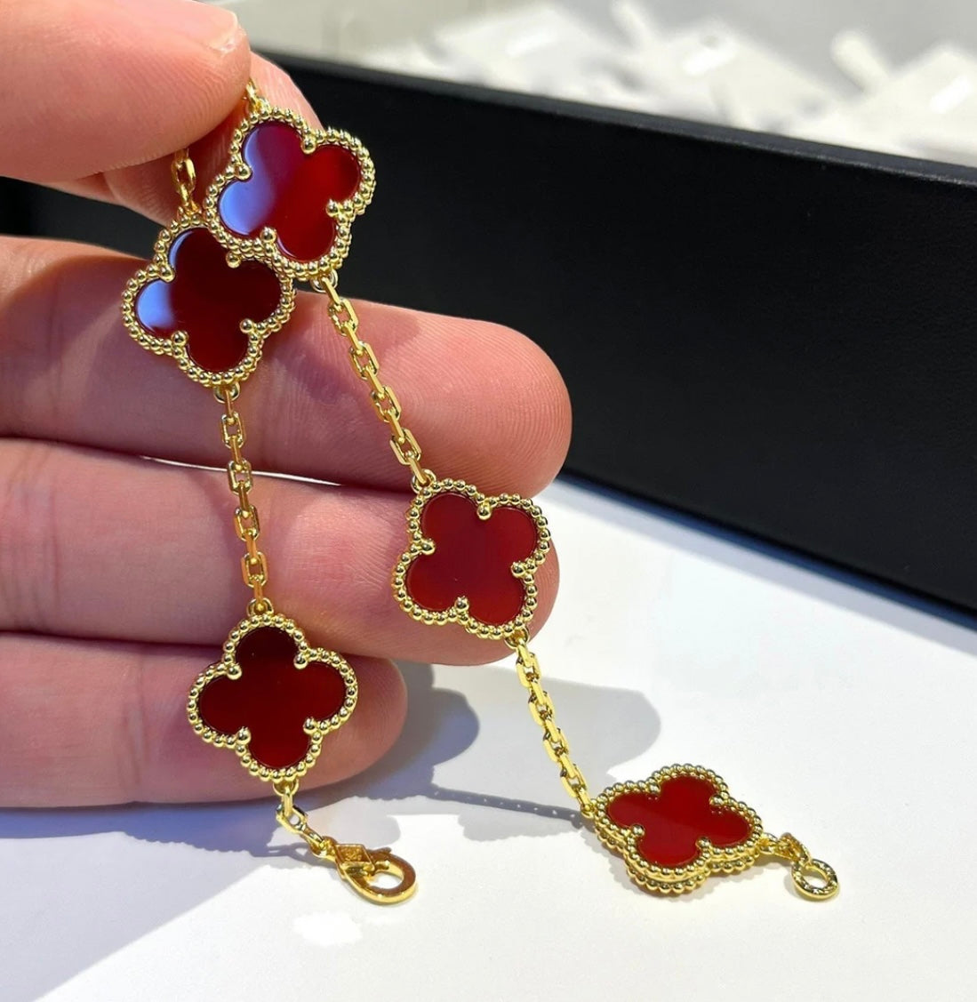 Dreiblatt-Armband mit 5 roten Kleeblättern