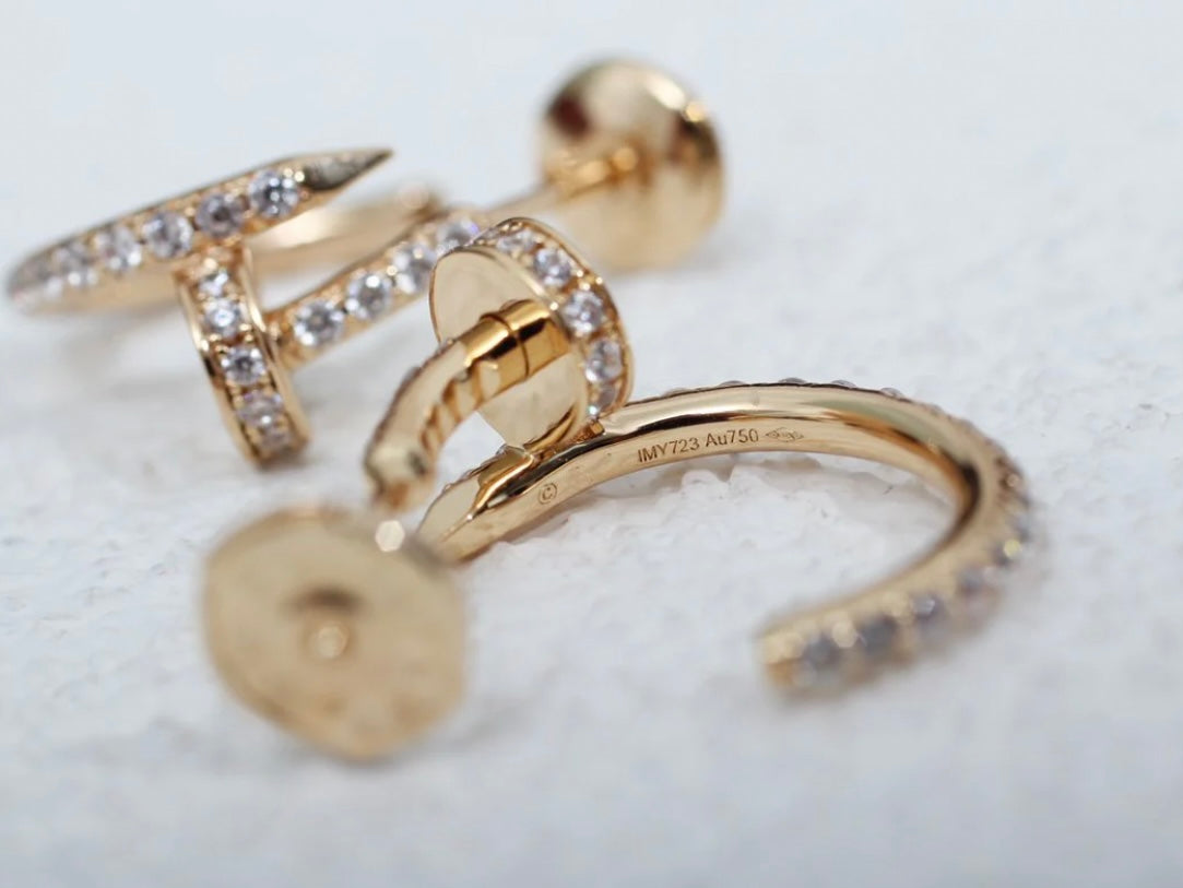 עגילים אלגנטים מסמר בגוון זהב ורוד משובץ זירקונים נוצצים