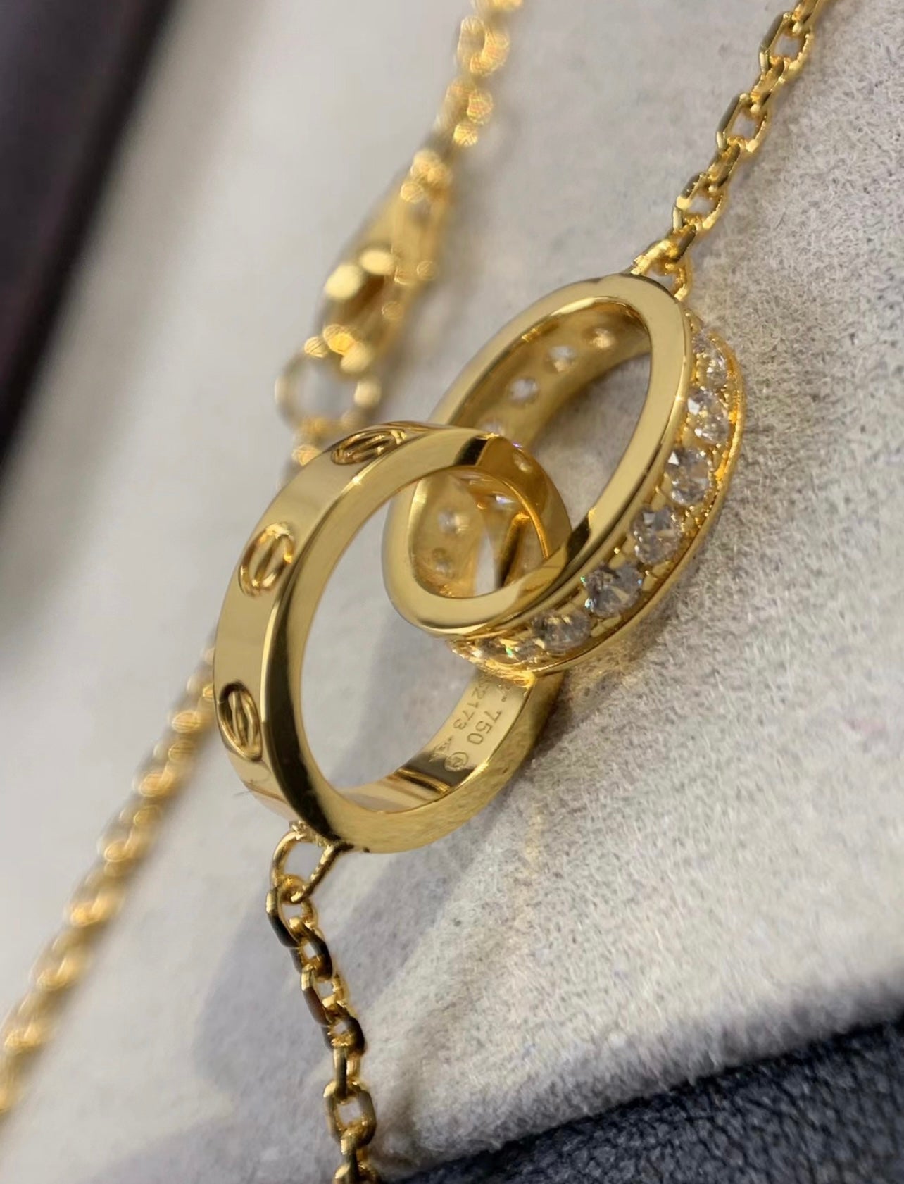 שרשרת אלגנטית בגוון זהב אלגנטיות על-זמנית