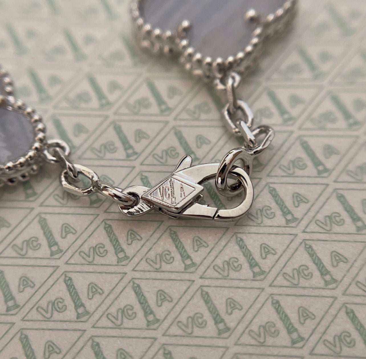 שרשרת 20 תלתנים צבע כסוף עם תליון תלתן תכלת