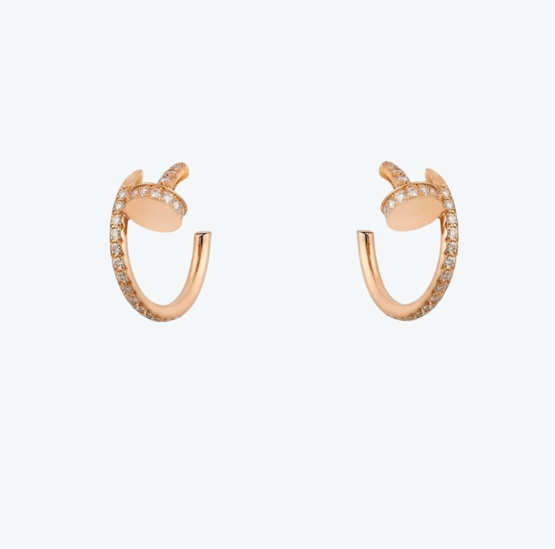 עגילים אלגנטים מסמר בגוון זהב ורוד משובץ זירקונים נוצצים