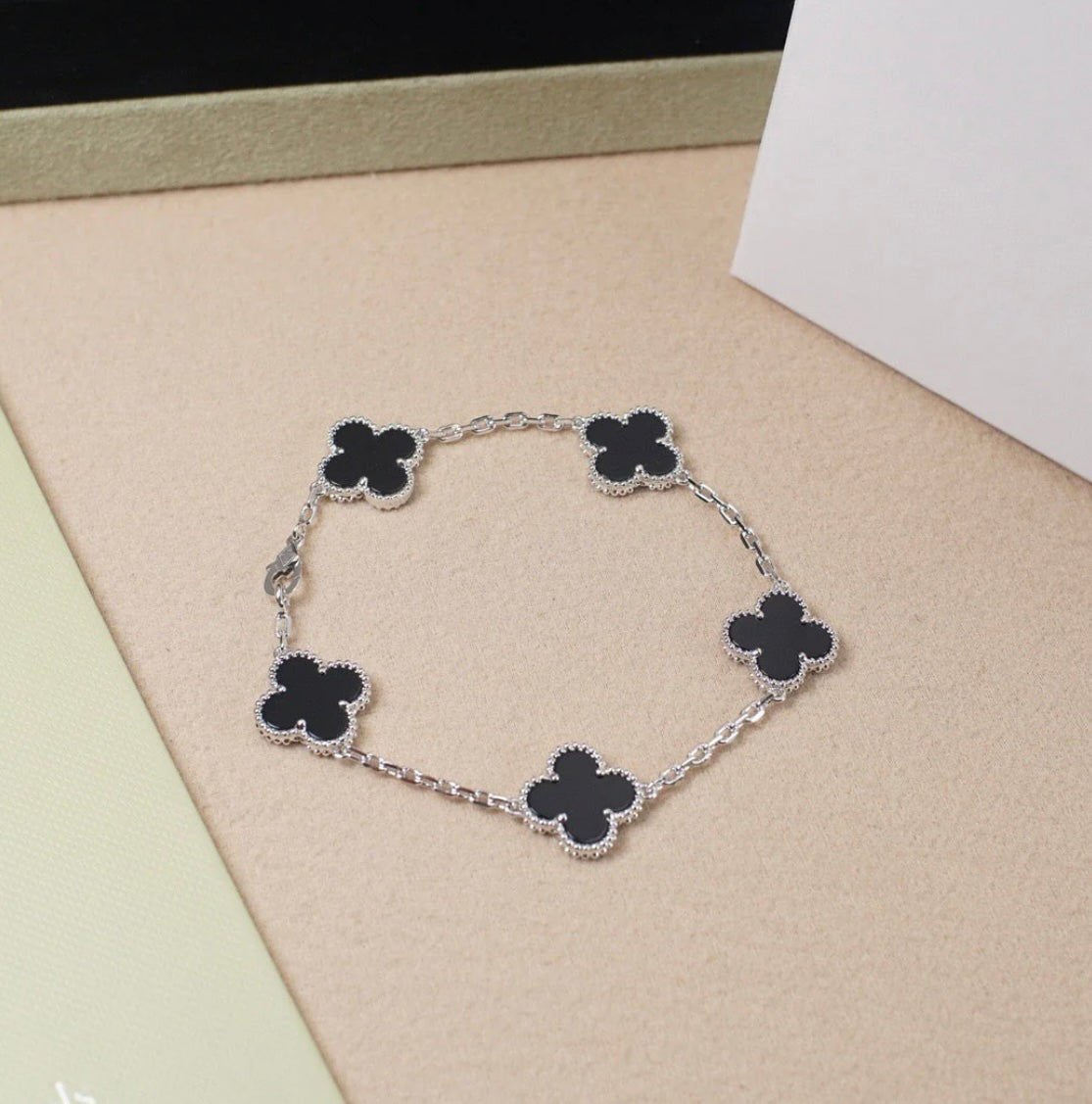 Kleeblatt-Armband mit 5 Kleeblättern in Schwarz