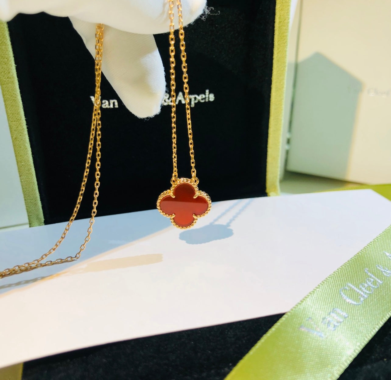 שרשרת תלתן בגוון זהב עם תליון תלתן בגוון אדום