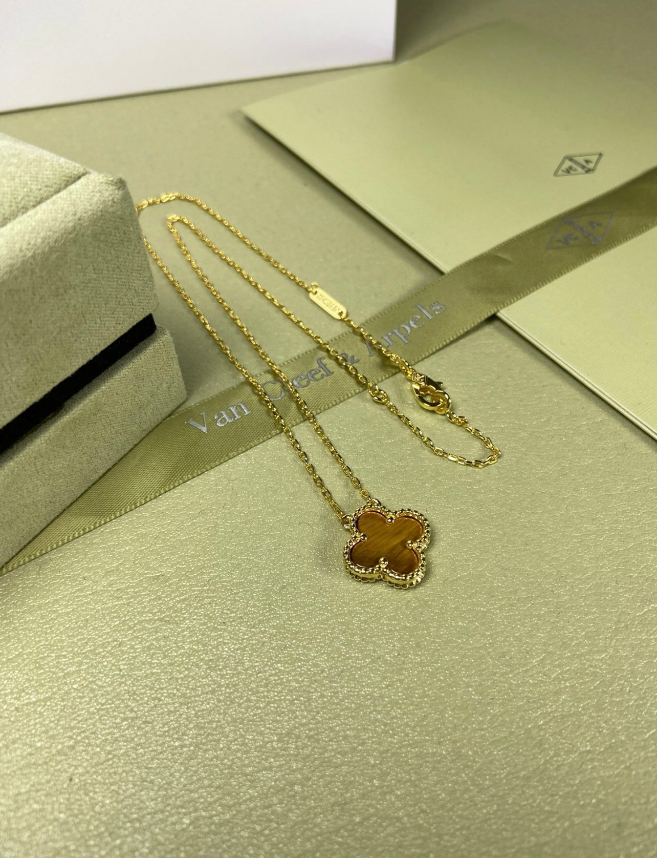 שרשרת תלתן בגוון זהב עם תליון תלתן בגוון חום