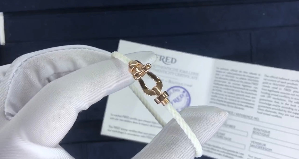 צמיד יוקרתי עם רצועת חבל לבנה אבזם בגוון זהב ורוד מבריק