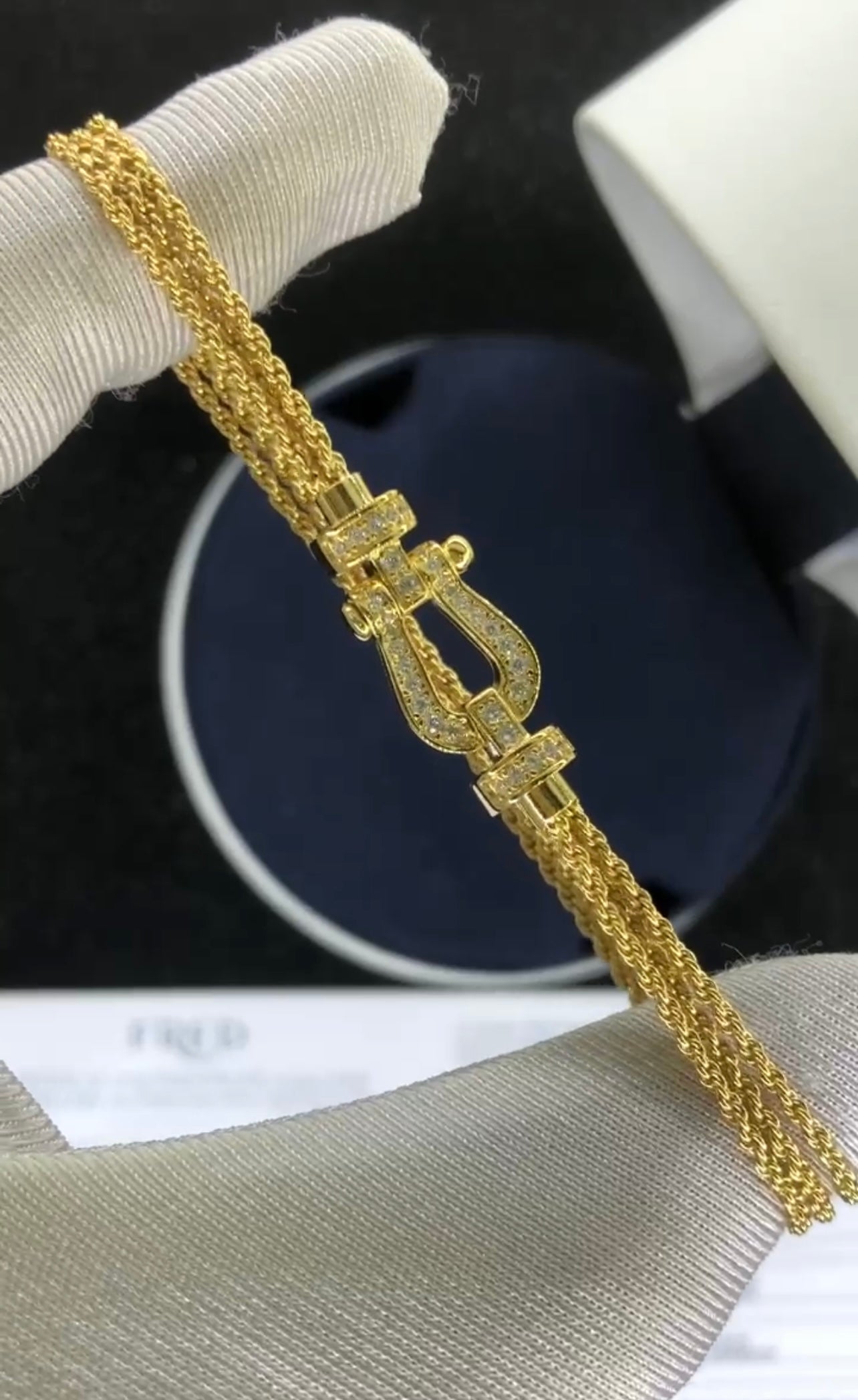 צמיד יוקרתי עם רצועת שרשרת בגוון זהב ואבזם בגוון זהב משובץ זירקונים