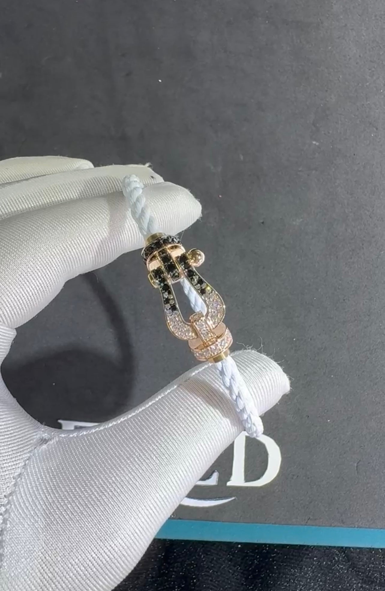Bracelet de luxe avec un cordon blanc et un fermoir rose-doré incrusté de zircons noirs et blancs — JEWELLUXE™