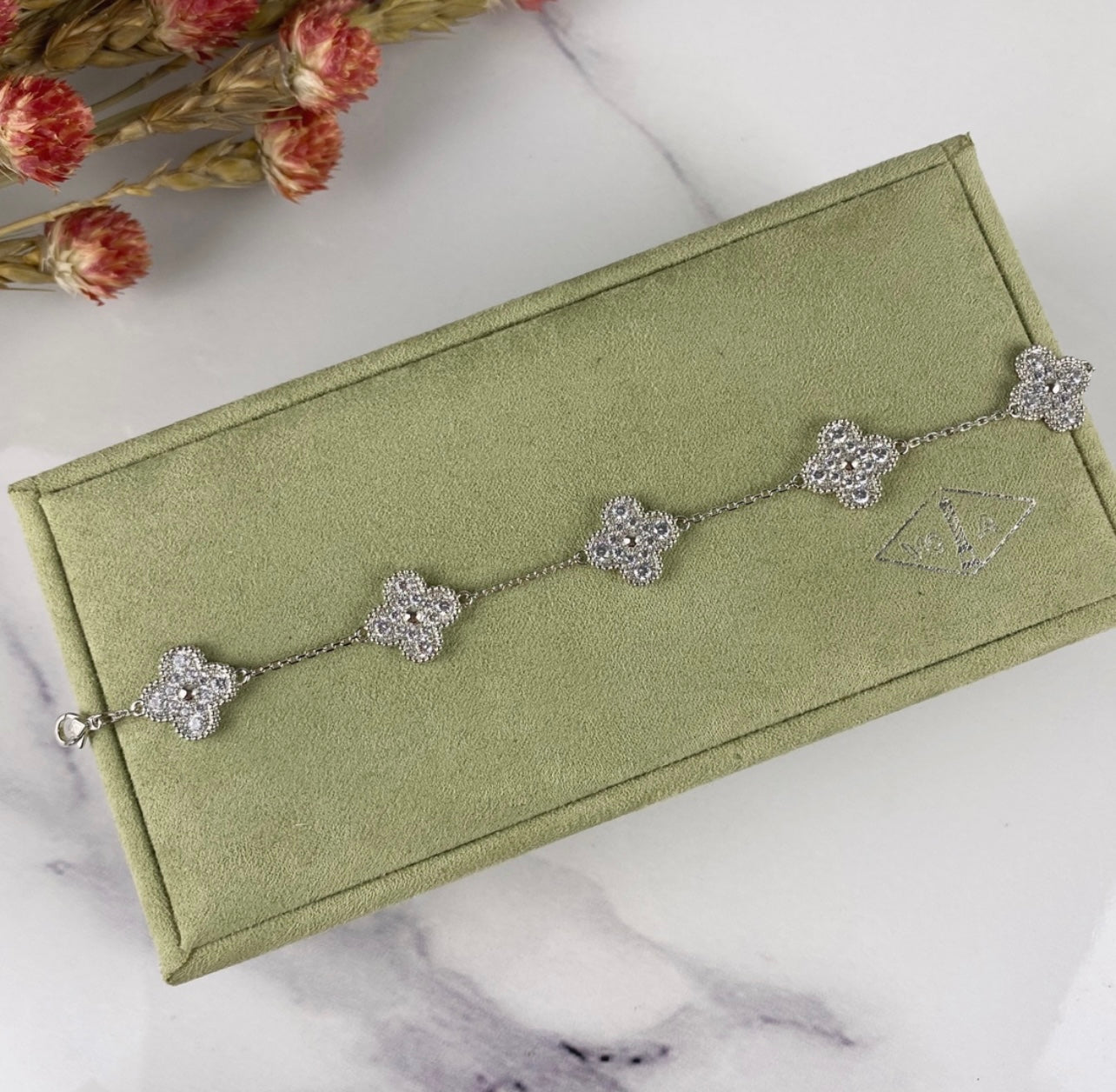 צמיד תלתן בגוון כסף עם 5 תלתנים בגוון כסף ומשובץ זירקונים נוצצים