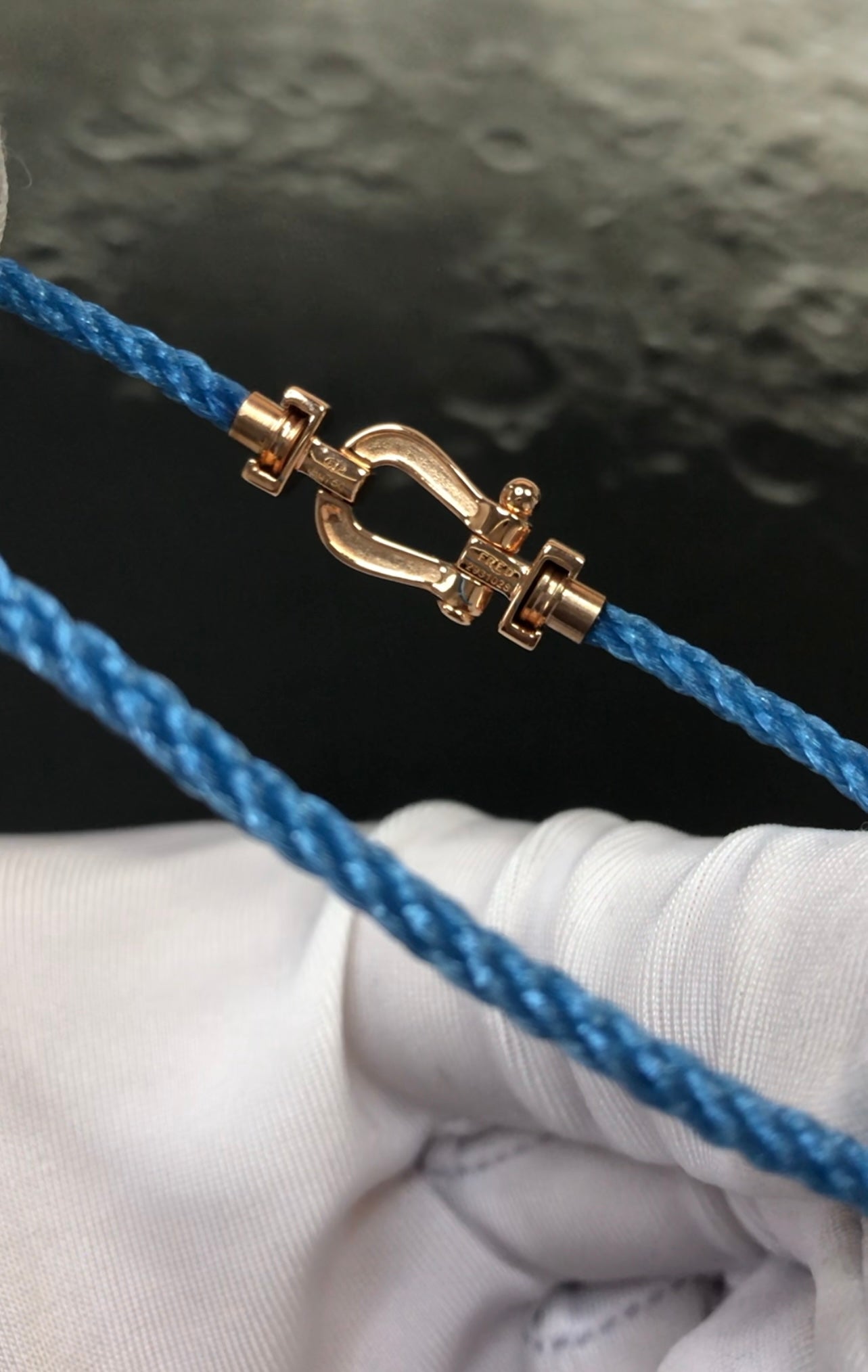 צמיד יוקרתי עם רצועת חבל בגוון כחול ג’ינס אבזם בגוון זהב ורוד משובץ זירקונים