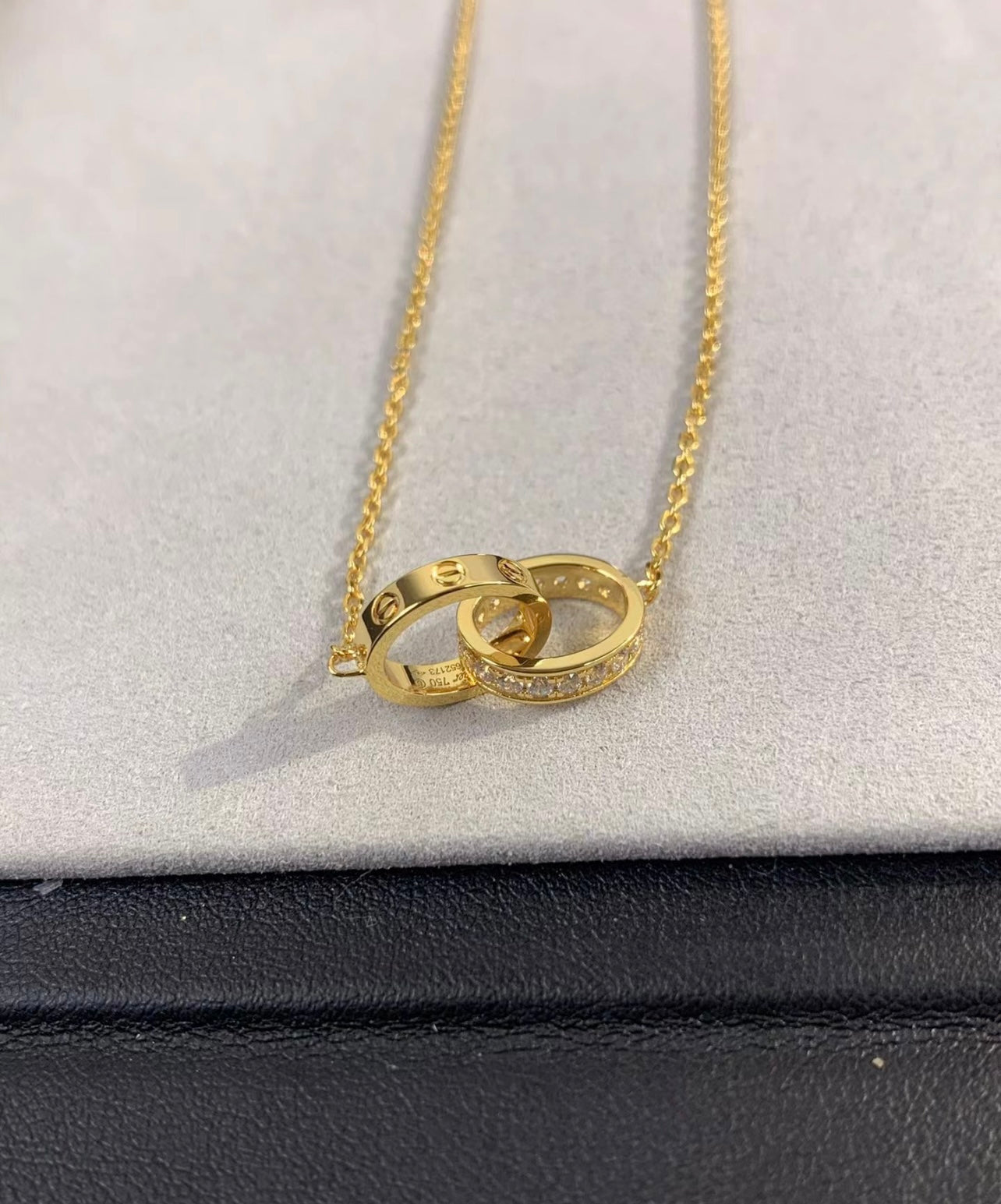 שרשרת אלגנטית בגוון זהב אלגנטיות על-זמנית