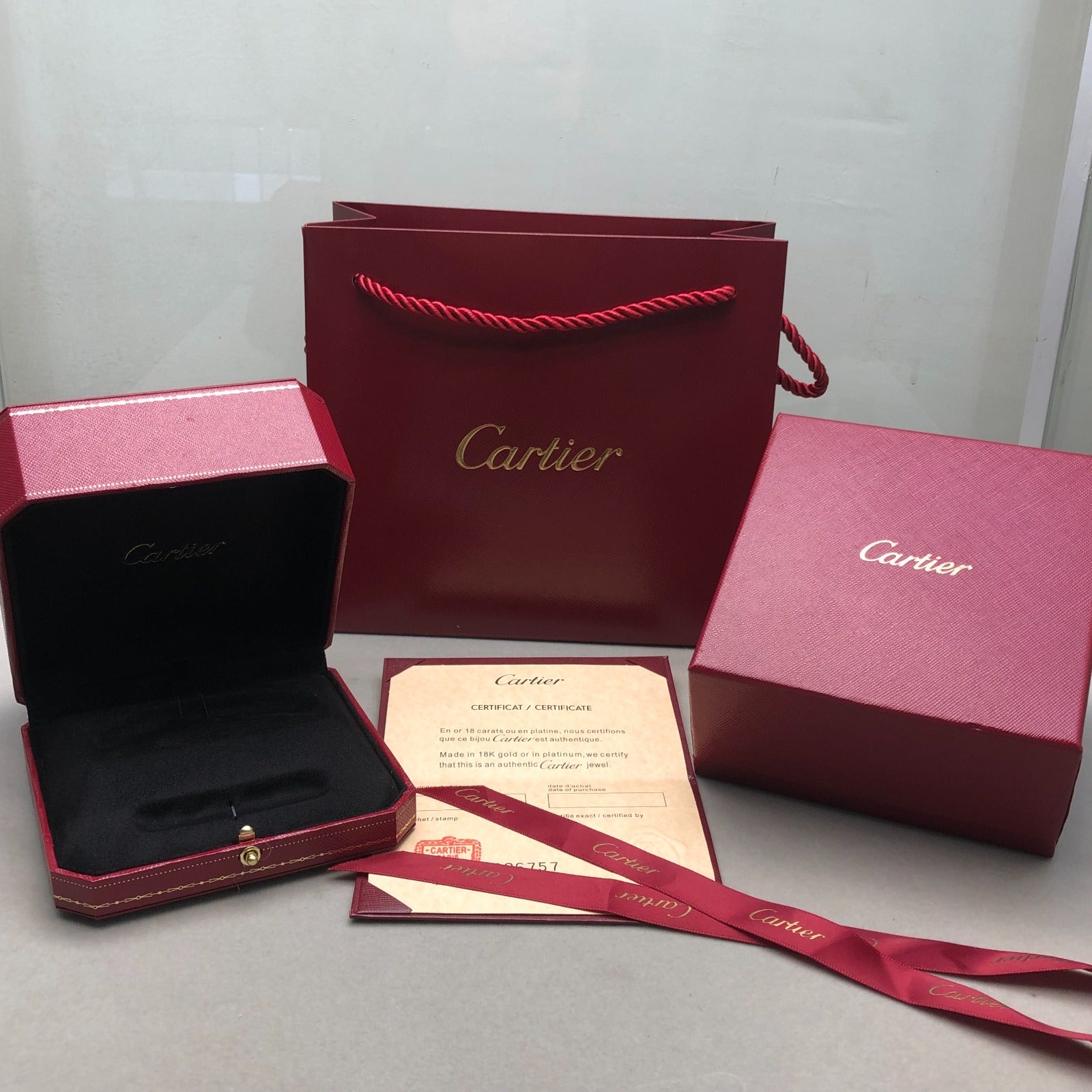 צמיד אלגנטי בגוון כסף משובץ זירקונים נוצצים