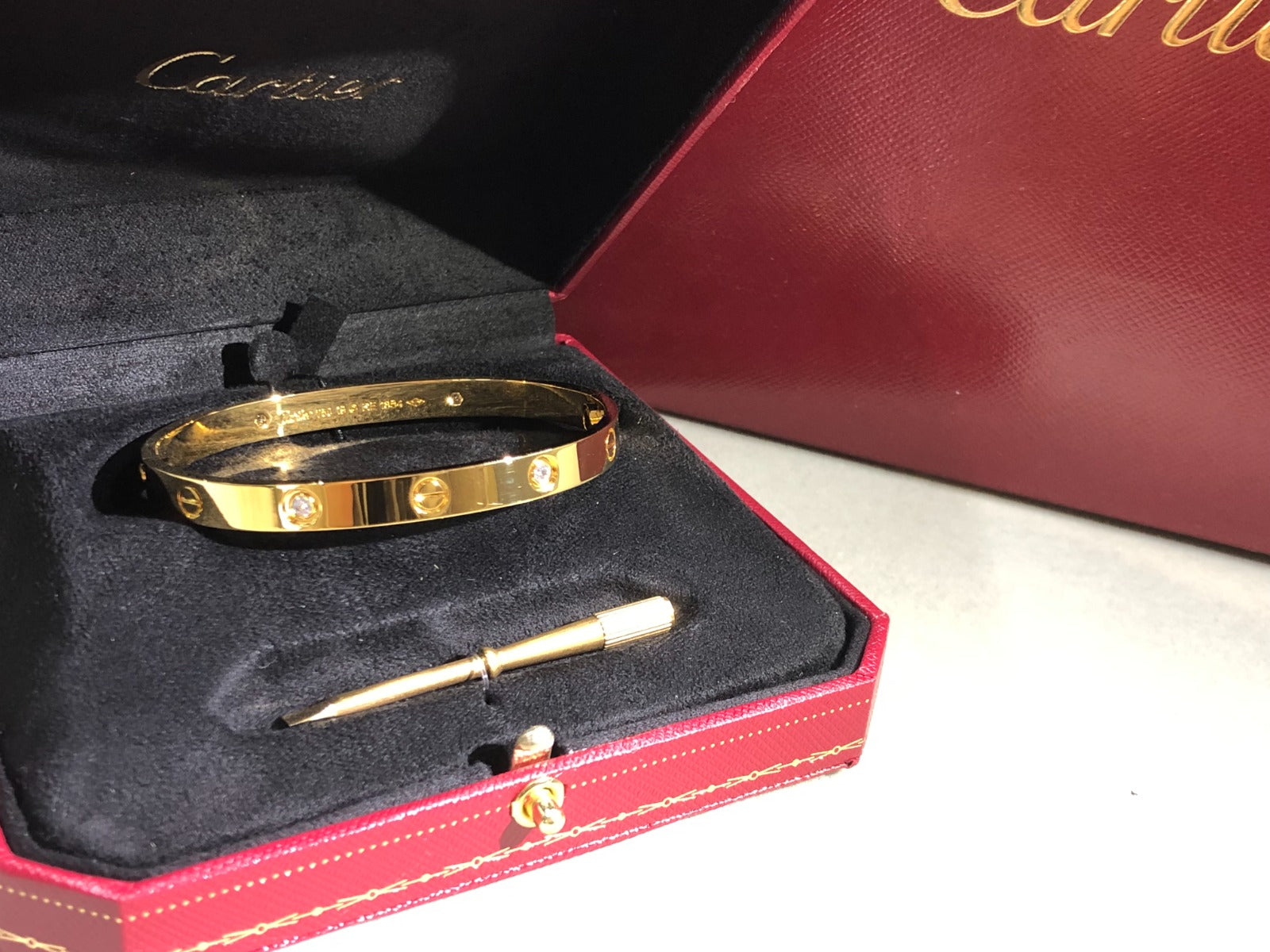 Romantisches Armband in Gelbgold, besetzt mit 4 funkelnden Zirkonen