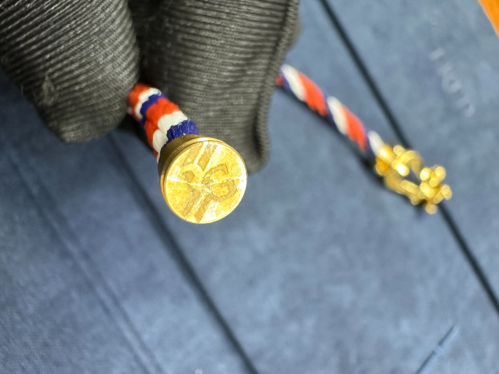 צמיד יוקרתי בהשראת רולאן-גארוס עם חבל (עבה) בצבעים כתום, לבן וכחול, ואבזם בציפוי זהב צהוב 18 קראט - Jewelluxe