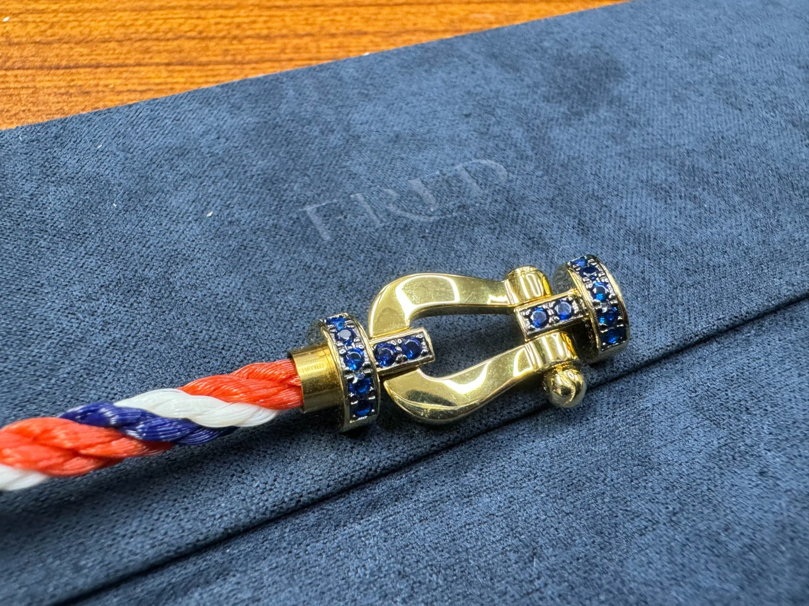 צמיד יוקרתי בהשראת רולאן-גארוס עם חבל (עבה) בצבעים כתום, לבן וכחול, ואבזם בציפוי זהב צהוב 18 קראט - Jewelluxe