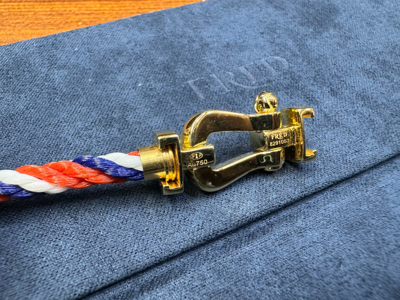 צמיד יוקרתי בהשראת רולאן-גארוס עם חבל (עבה) בצבעים כתום, לבן וכחול, ואבזם בציפוי זהב צהוב 18 קראט - Jewelluxe