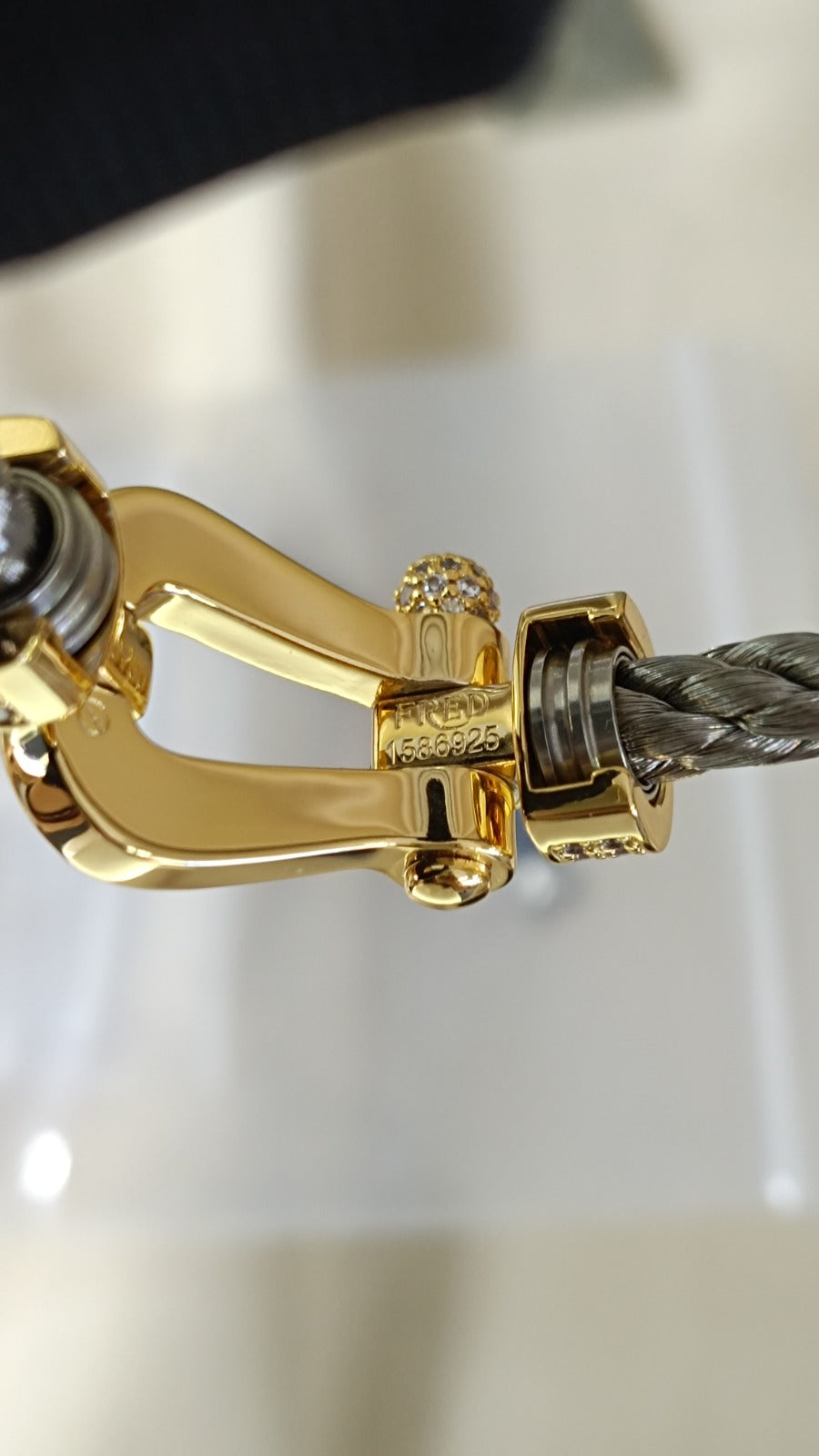 צמיד יוקרתי עם רצועת XL מתכת בצבע אפור ואבזם XL בציפוי זהב צהוב 18 קראט משובץ זירקונים נוצצים - אלגנטיות ועוצמה במראה מושלם - Jewelluxe