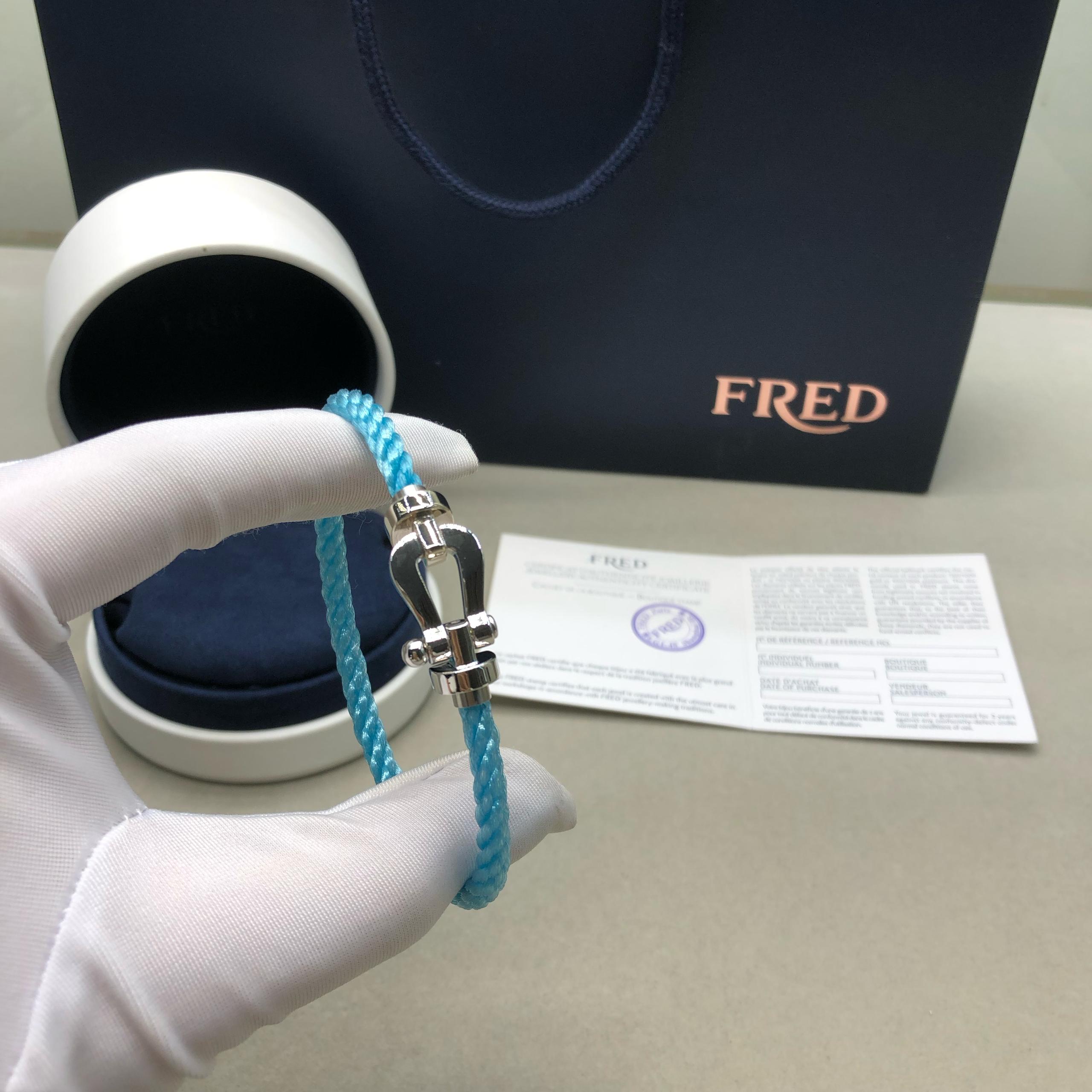 צמיד יוקרתי עם רצועת חבל בגוון תכלת ואבזם בגוון כסף מבריק