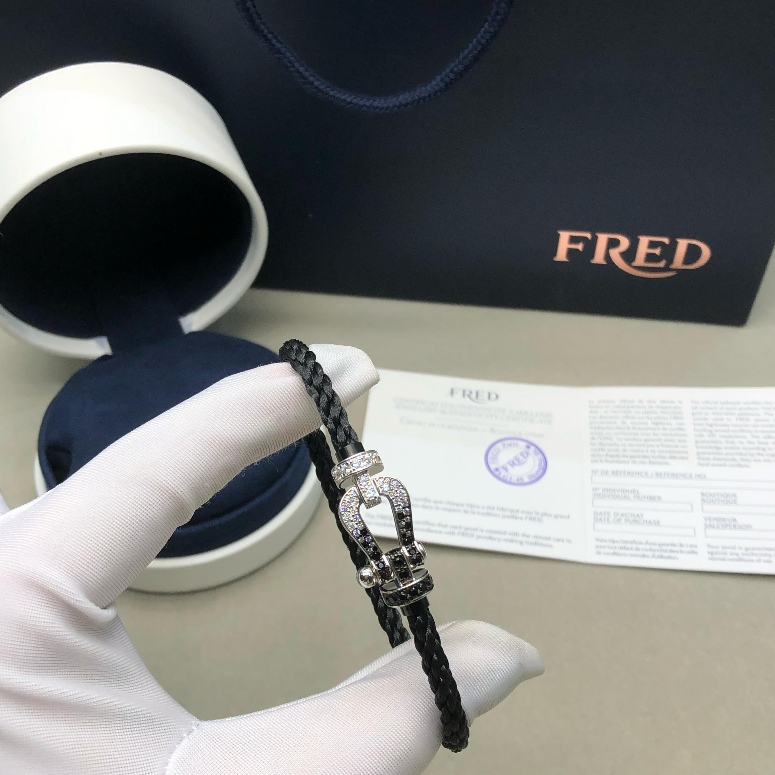 צמיד יוקרתי עם רצועת חבל שחורה, אבזם בגוון כסף משובץ בזירקונים שחורים ולבנים