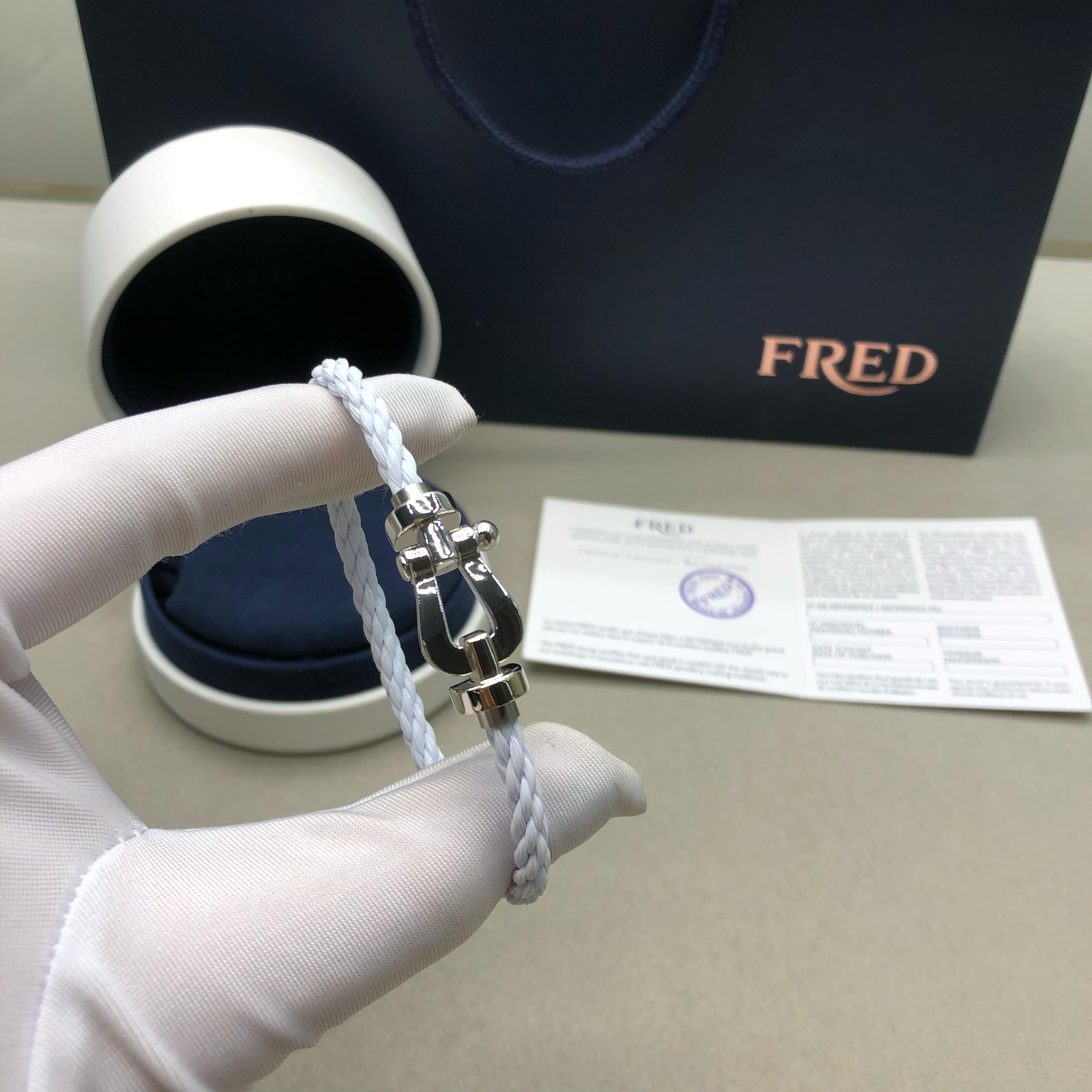 צמיד יוקרתי עם רצועת חבל לבנה ואבזם בגוון כסף מבריק