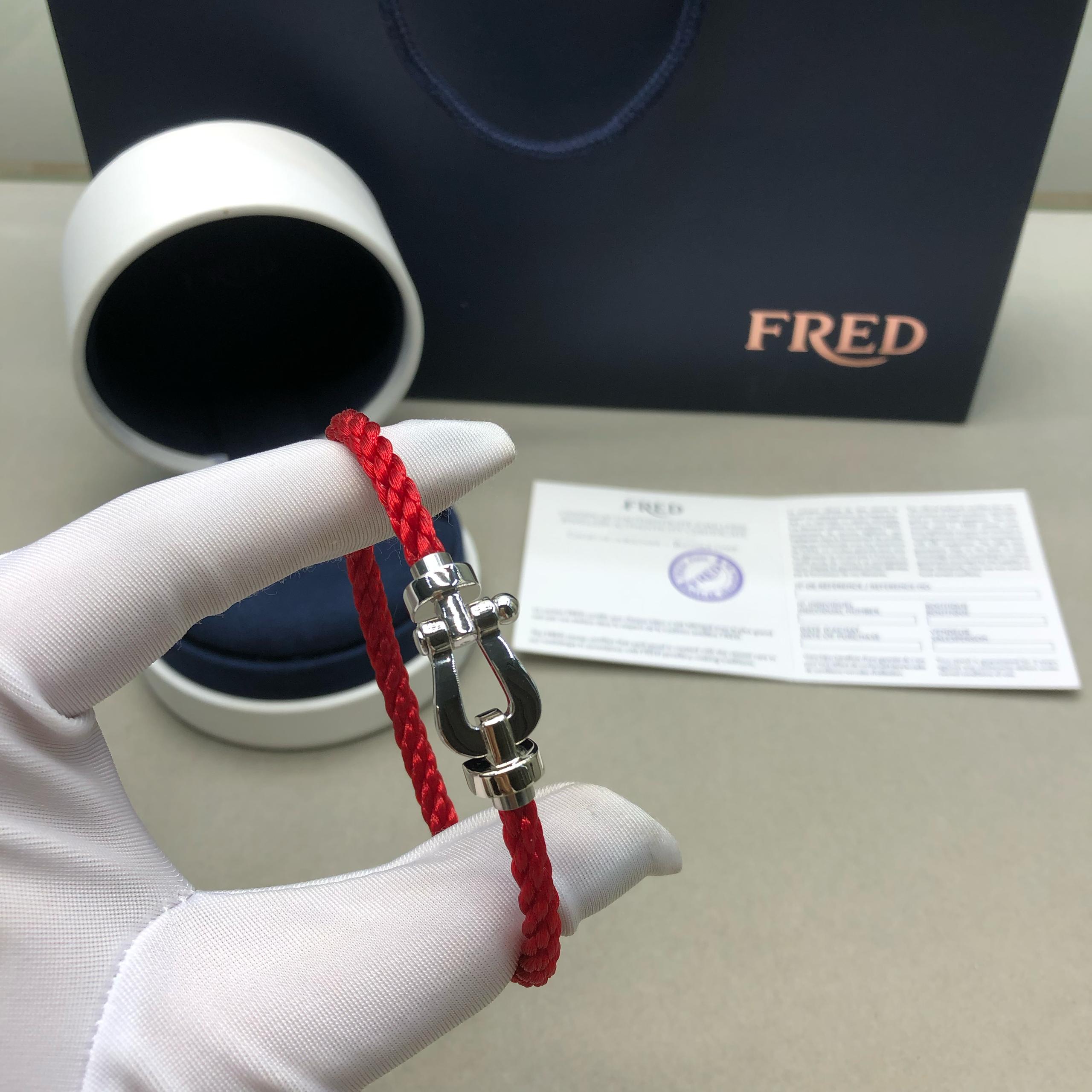 צמיד יוקרתי עם רצועת חבל אדומה ואבזם בגוון כסף