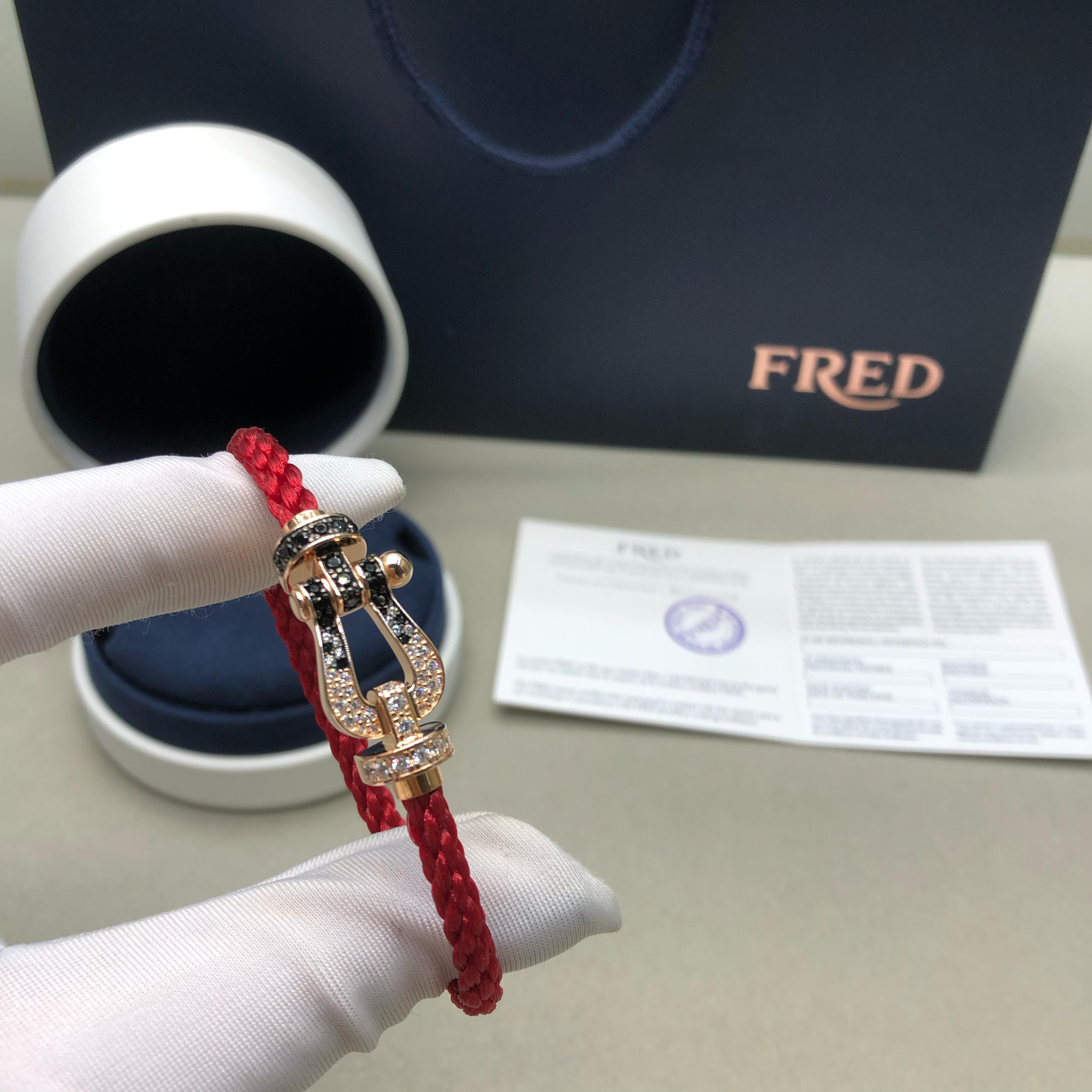 צמיד יוקרתי עם רצועת חבל אדומה ואבזם בגוון זהב ורוד משובץ בזירקונים