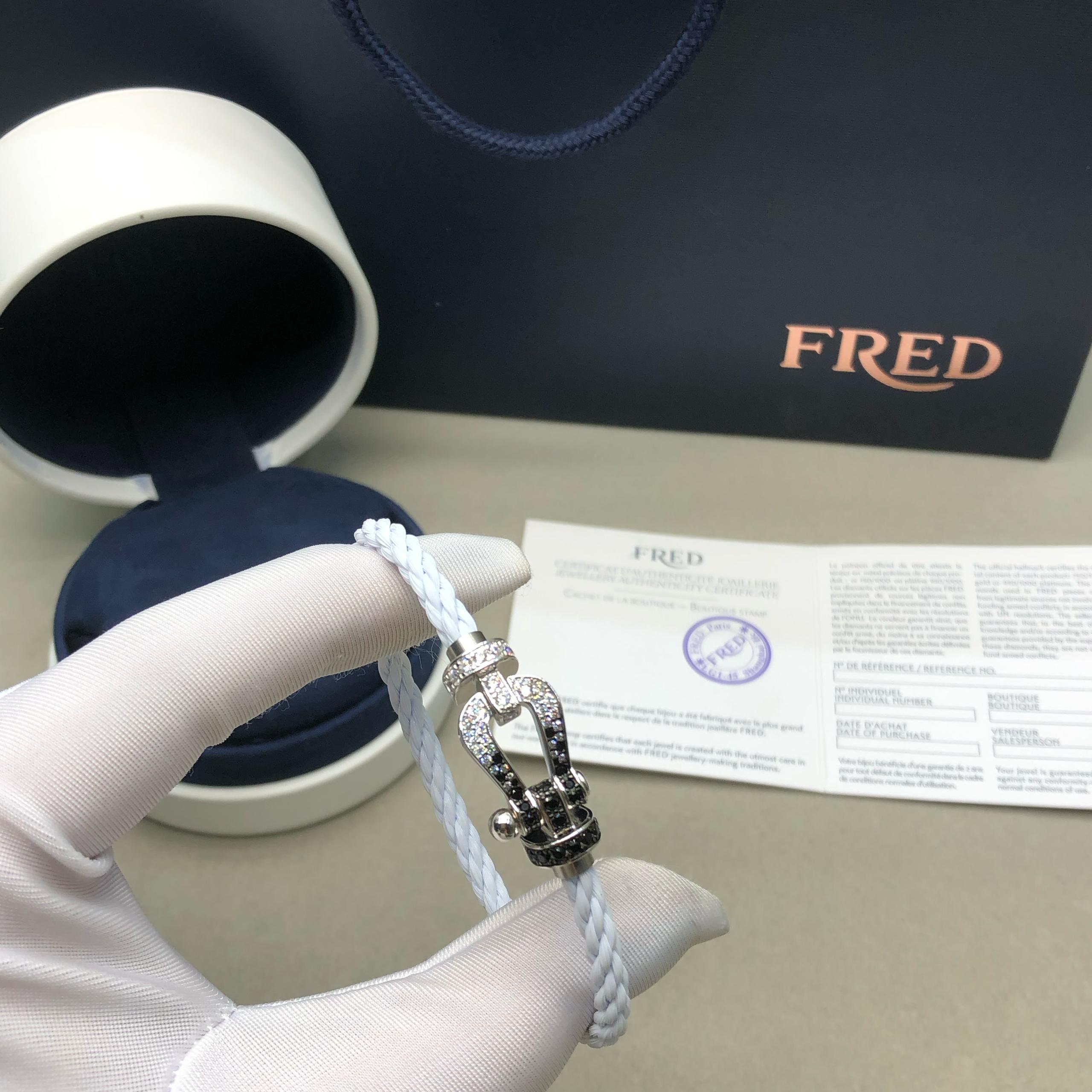 צמיד יוקרתי עם רצועת חבל לבנה ואבזם בגוון כסף משובץ בזירקונים נוצצים