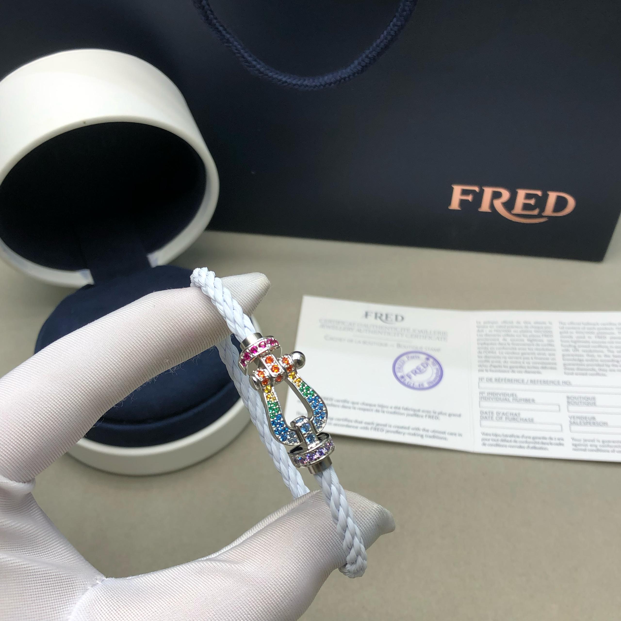 צמיד יוקרתי עם רצועת חבל לבנה ואבזם בגוון כסף משובץ בזירקונים בצבעי קשת