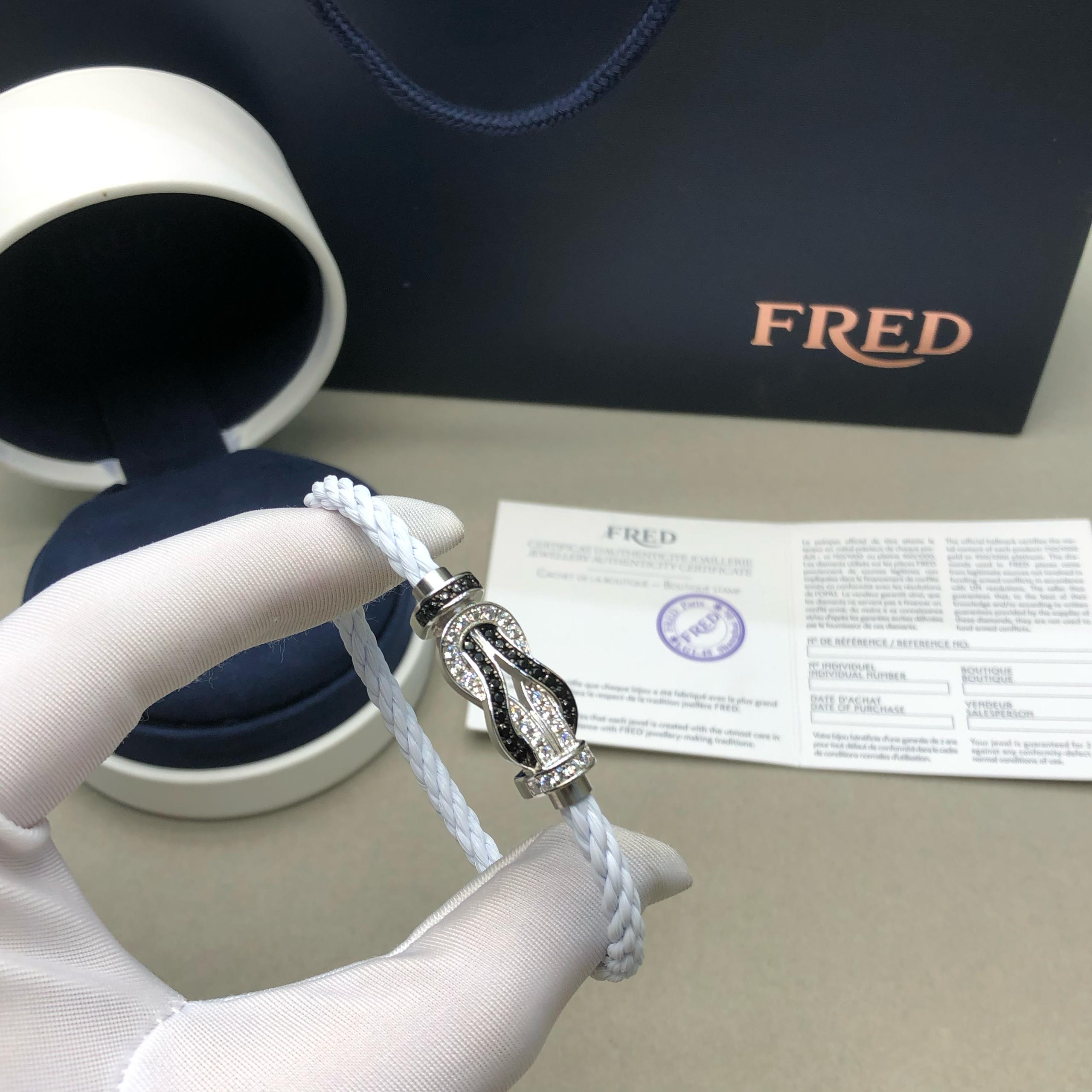 צמיד יוקרתי עם רצועת חבל לבנה ואבזם אינסוף בגוון כסף משובץ זירקונים נוצצים