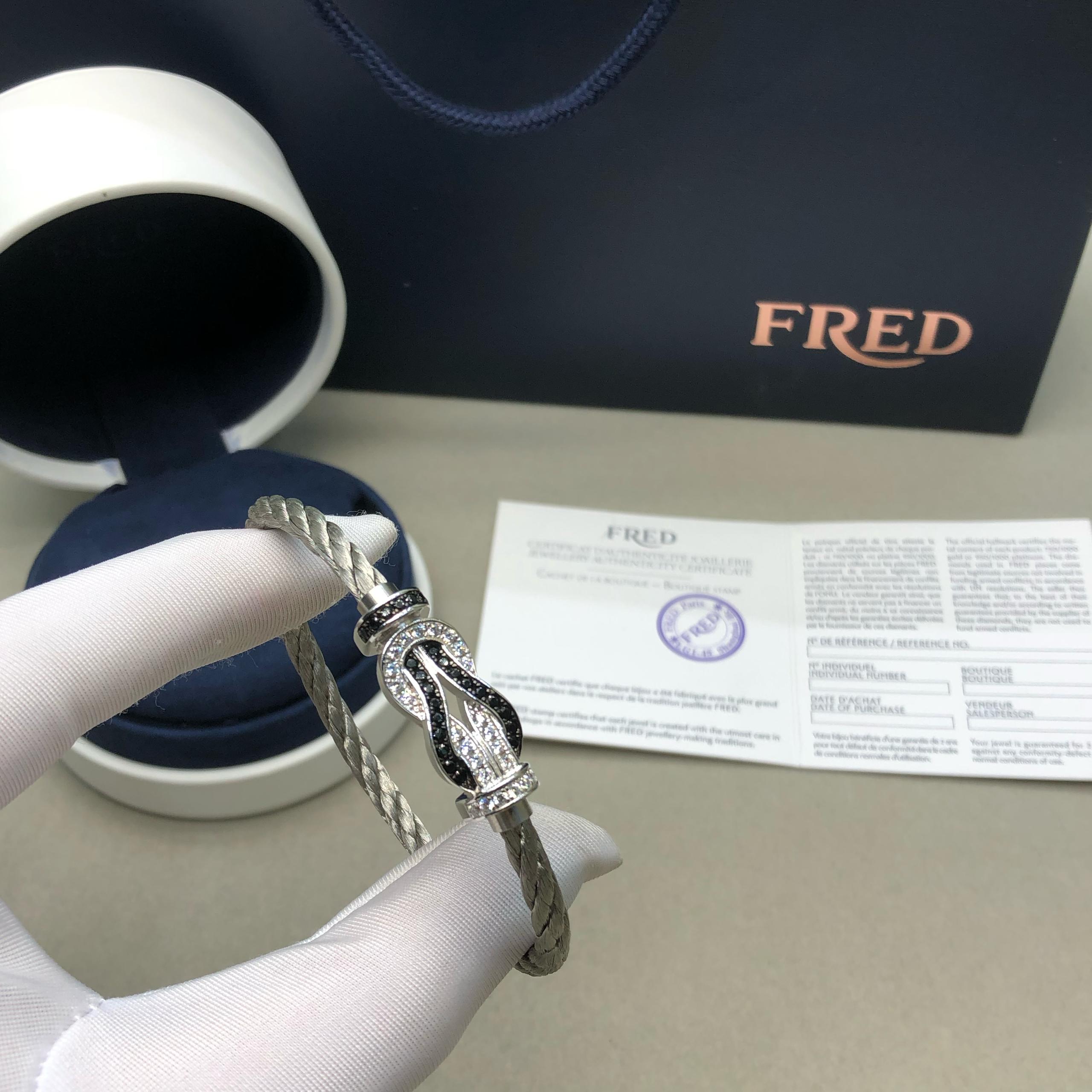 צמיד יוקרתי עם רצועת מתכת כסופה ואבזם אינסוף בגוון כסף משובץ זרקונים