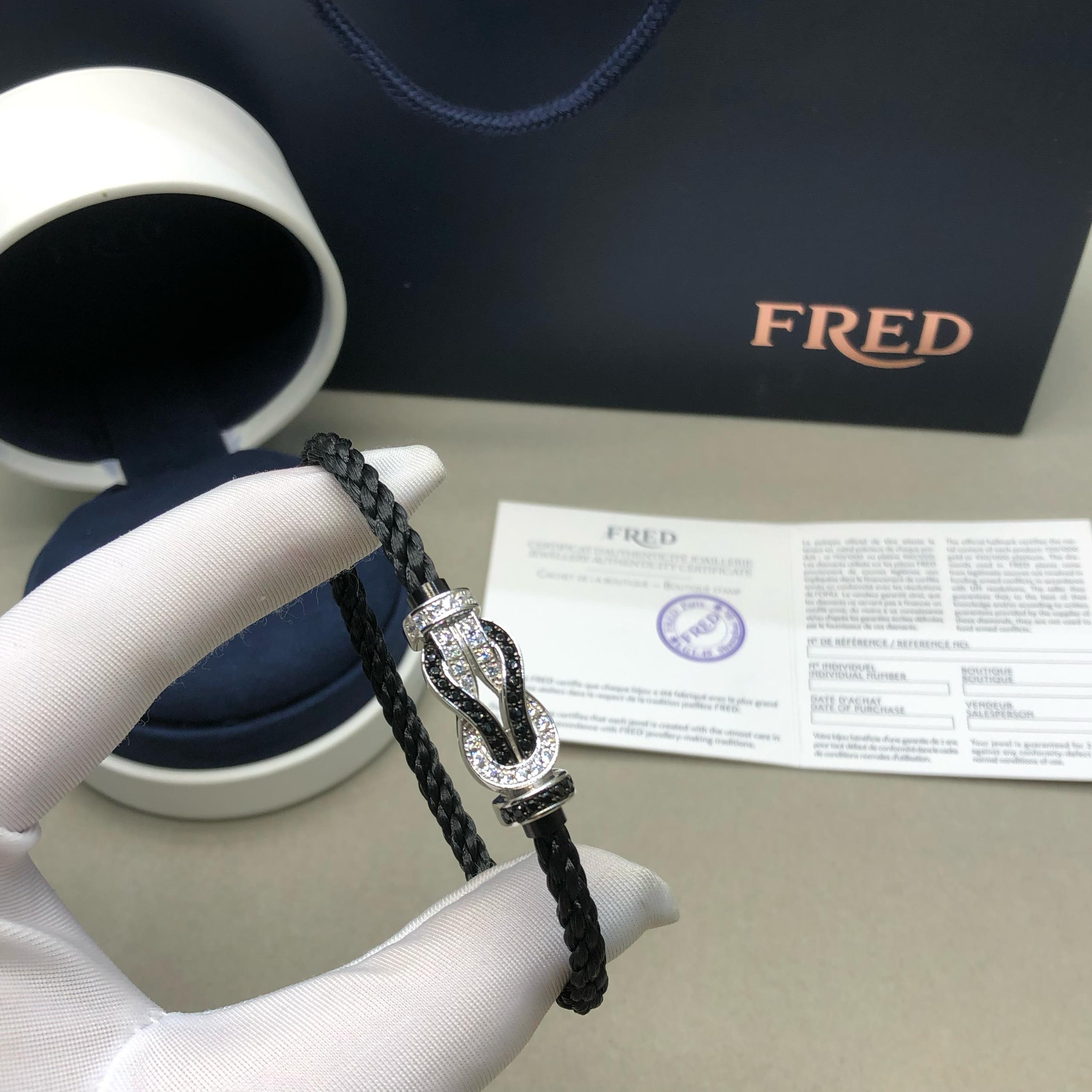 צמיד יוקרתי עם רצועת חבל שחורה עם אבזם אינסוף בגוון כסף משובץ זירקונים